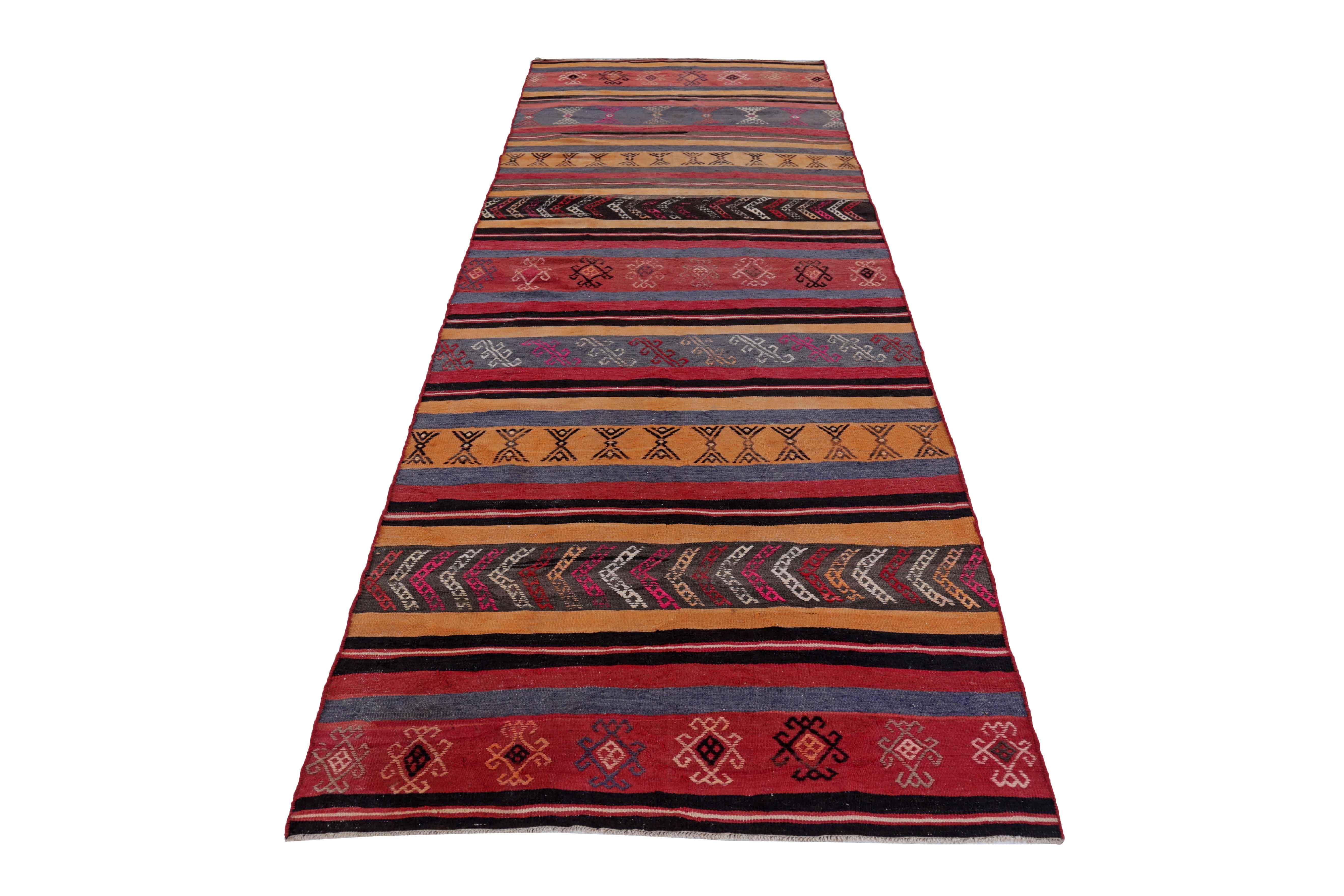 Ancien tapis persan tissé à la main à partir de la meilleure laine de mouton. Il est coloré avec des colorants végétaux entièrement naturels, sans danger pour les humains et les animaux de compagnie. Il s'agit d'un motif Kilim traditionnel tissé à