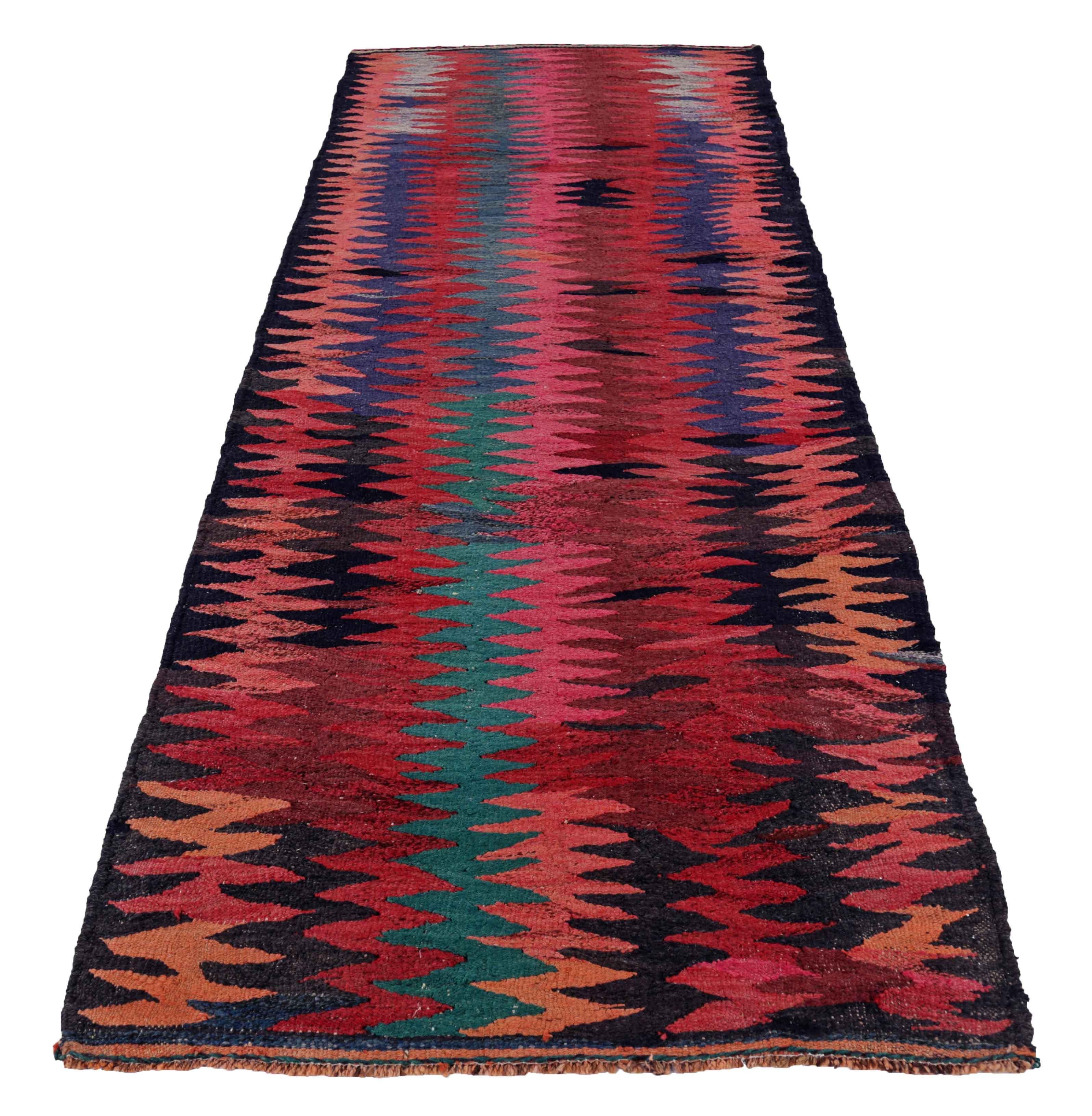 Ancien tapis persan tissé à la main à partir de la meilleure laine de mouton. Il est coloré avec des colorants végétaux entièrement naturels, sans danger pour les humains et les animaux de compagnie. Il s'agit d'un motif Kilim traditionnel tissé à