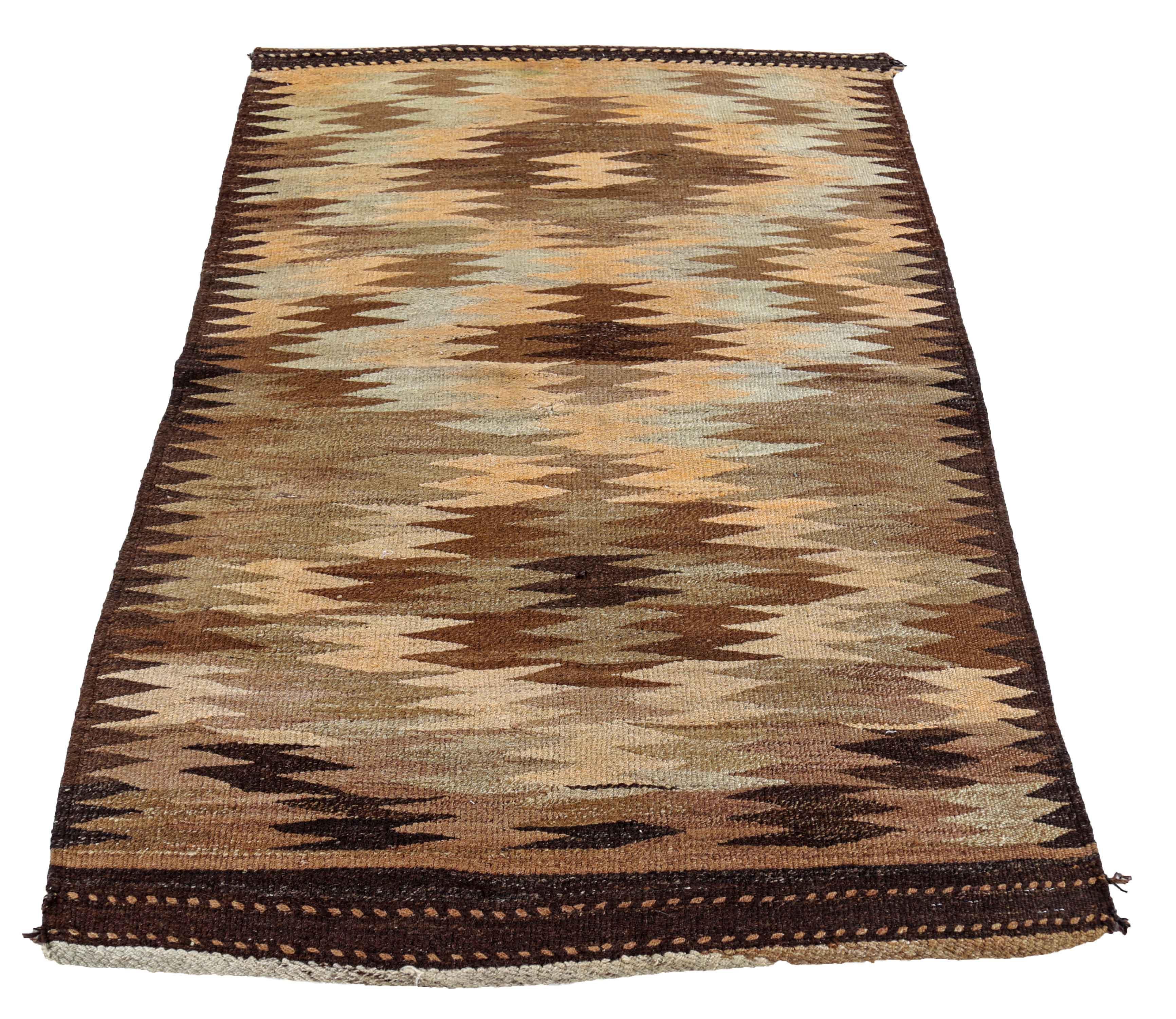 Antiker persischer Teppich, handgewebt aus feinster Schafswolle. Es ist mit natürlichen pflanzlichen Farbstoffen gefärbt, die für Menschen und Haustiere sicher sind. Es handelt sich um ein traditionelles Kilim-Design, das von erfahrenen