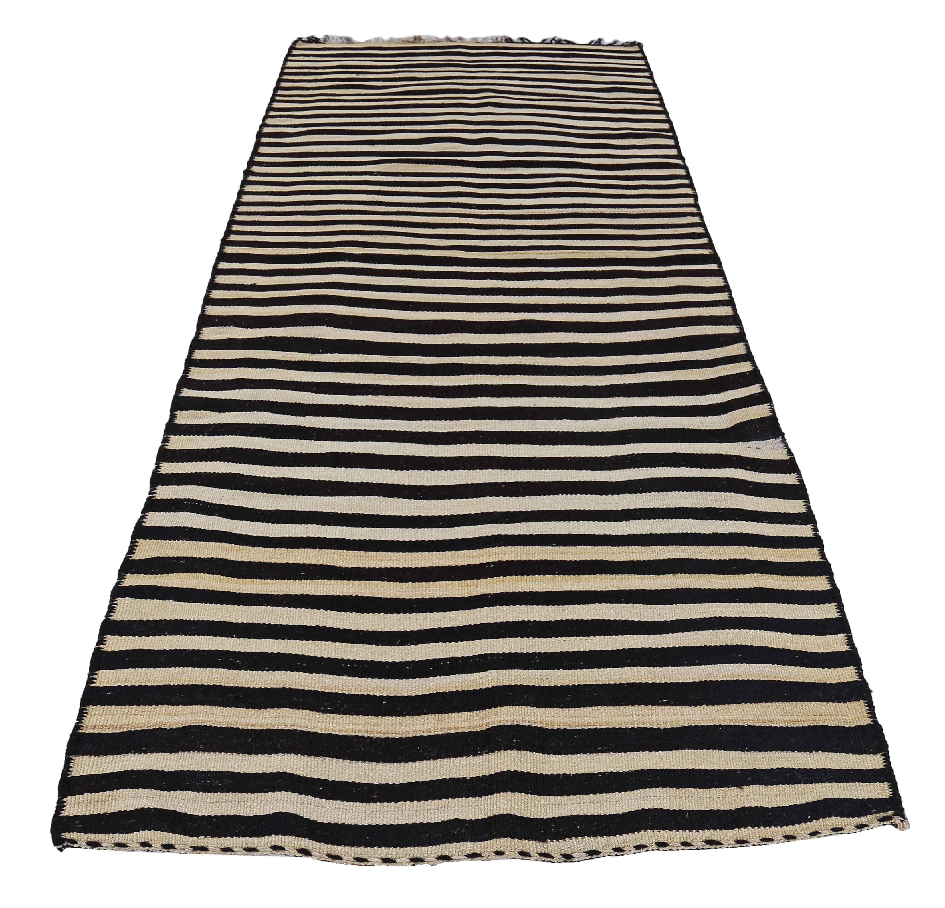 Antiker persischer Teppich, handgewebt aus feinster Schafswolle. Es ist mit natürlichen pflanzlichen Farbstoffen gefärbt, die für Menschen und Haustiere sicher sind. Es handelt sich um ein traditionelles Kilim-Design, das von erfahrenen
