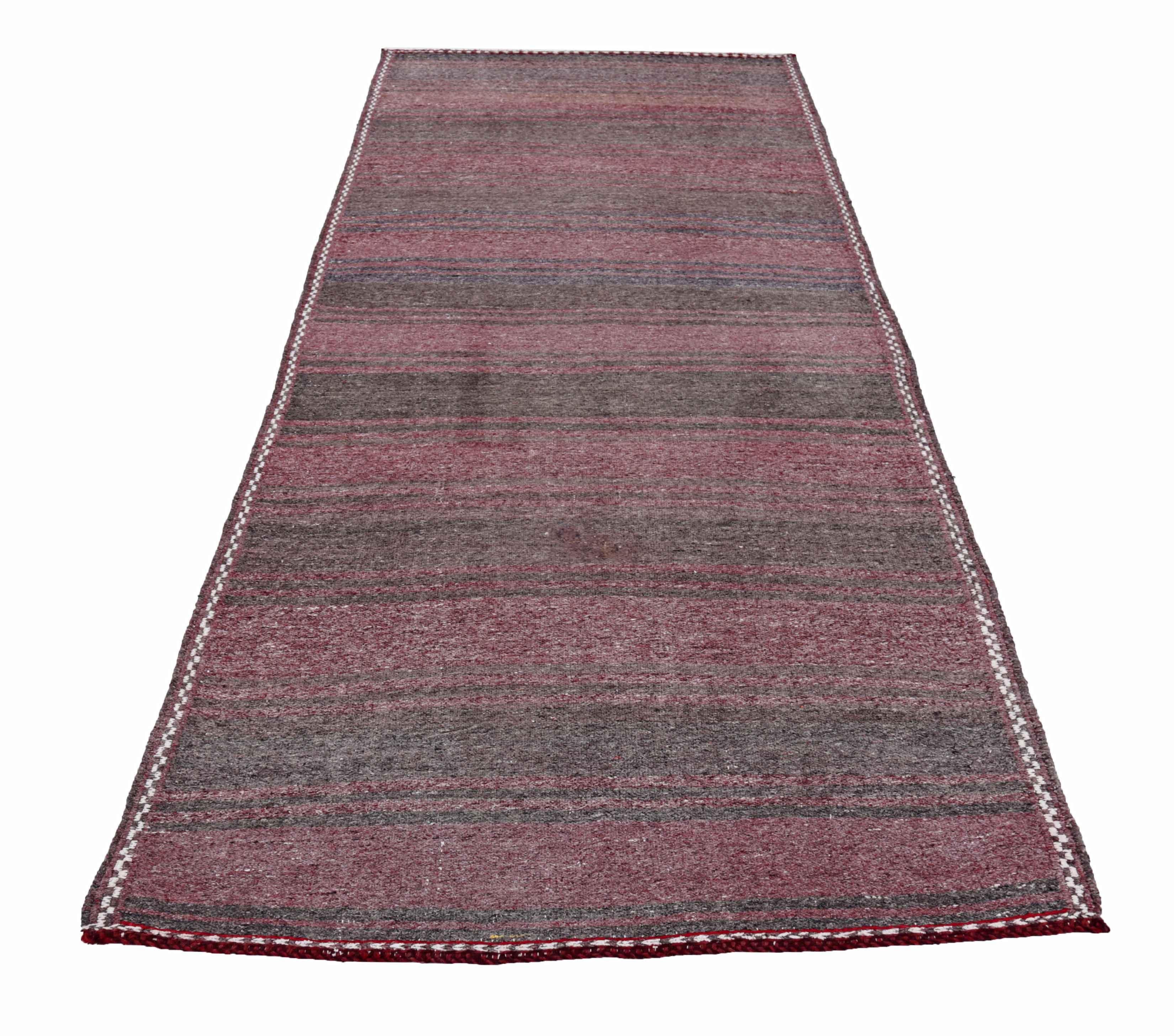 Antiker persischer Teppich, handgewebt aus feinster Schafswolle. Es ist mit natürlichen pflanzlichen Farbstoffen gefärbt, die für Menschen und Haustiere sicher sind. Es handelt sich um ein traditionelles Kilim-Design, das von erfahrenen