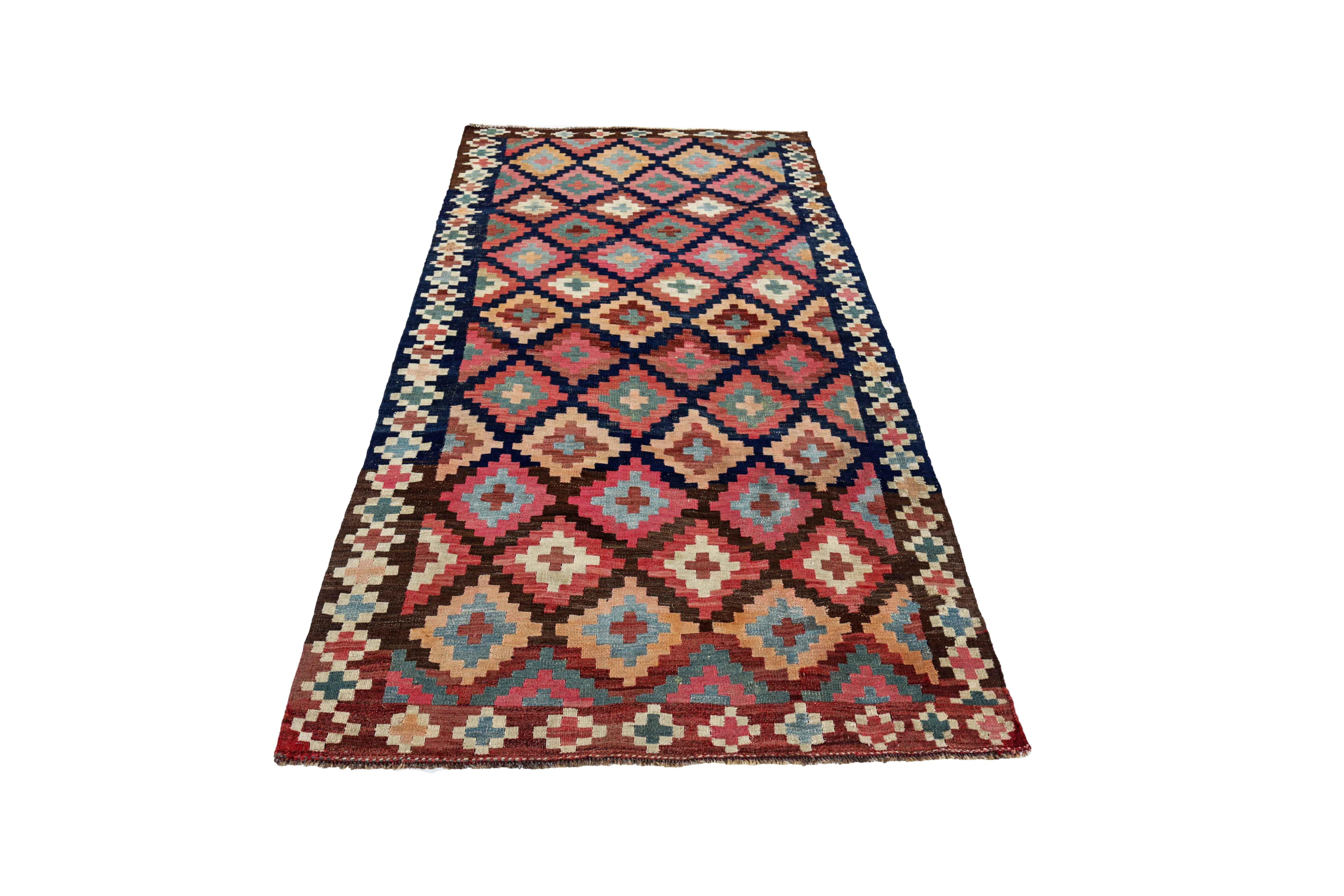 Antico tappeto persiano tessuto a mano con la migliore lana di pecora. È colorato con coloranti vegetali completamente naturali e sicuri per l'uomo e gli animali domestici. Si tratta di un disegno tradizionale Kilim tessuto a mano da esperti