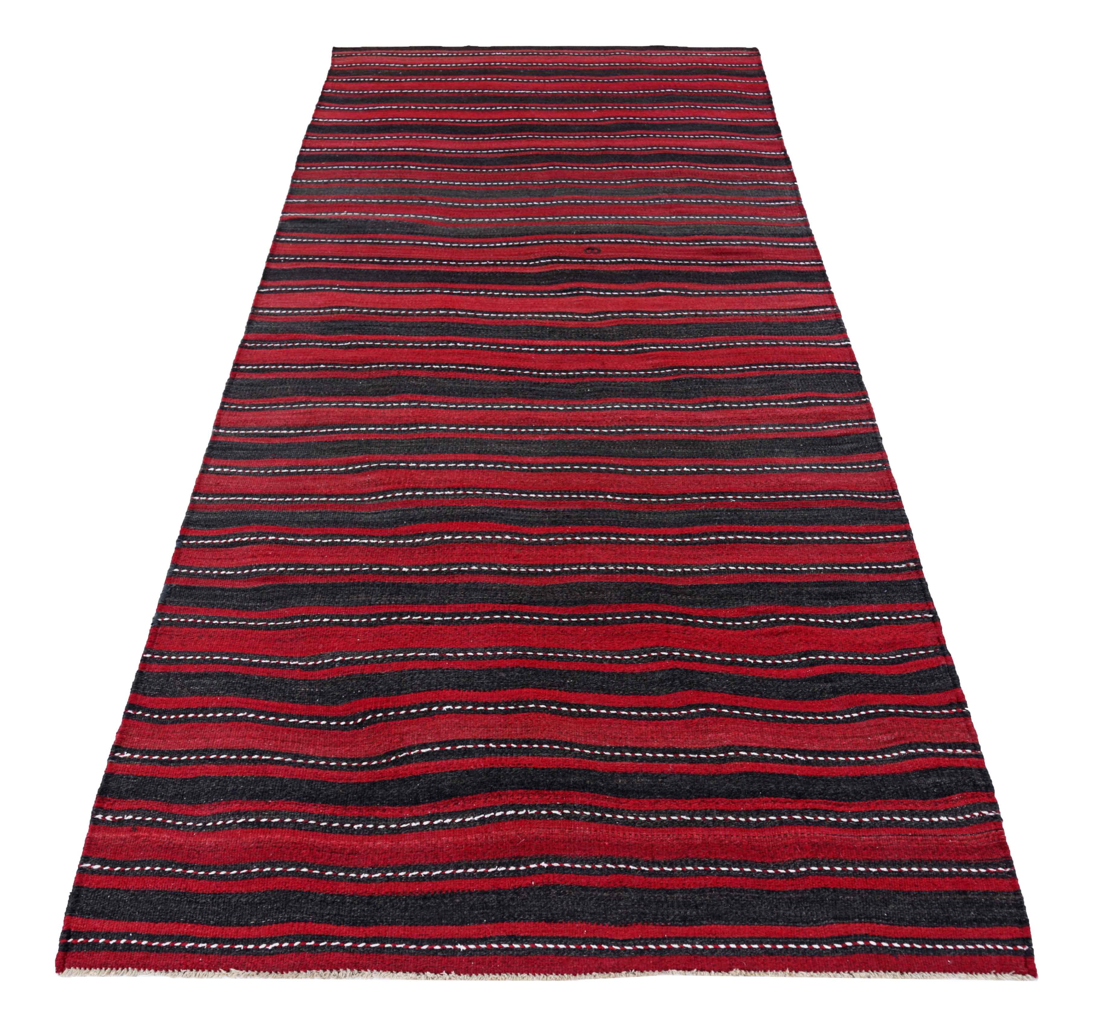 Antiker persischer Teppich, handgewebt aus feinster Schafswolle. Es ist mit natürlichen pflanzlichen Farbstoffen gefärbt, die für Menschen und Haustiere sicher sind. Es handelt sich um ein traditionelles Kilim-Design, das von erfahrenen