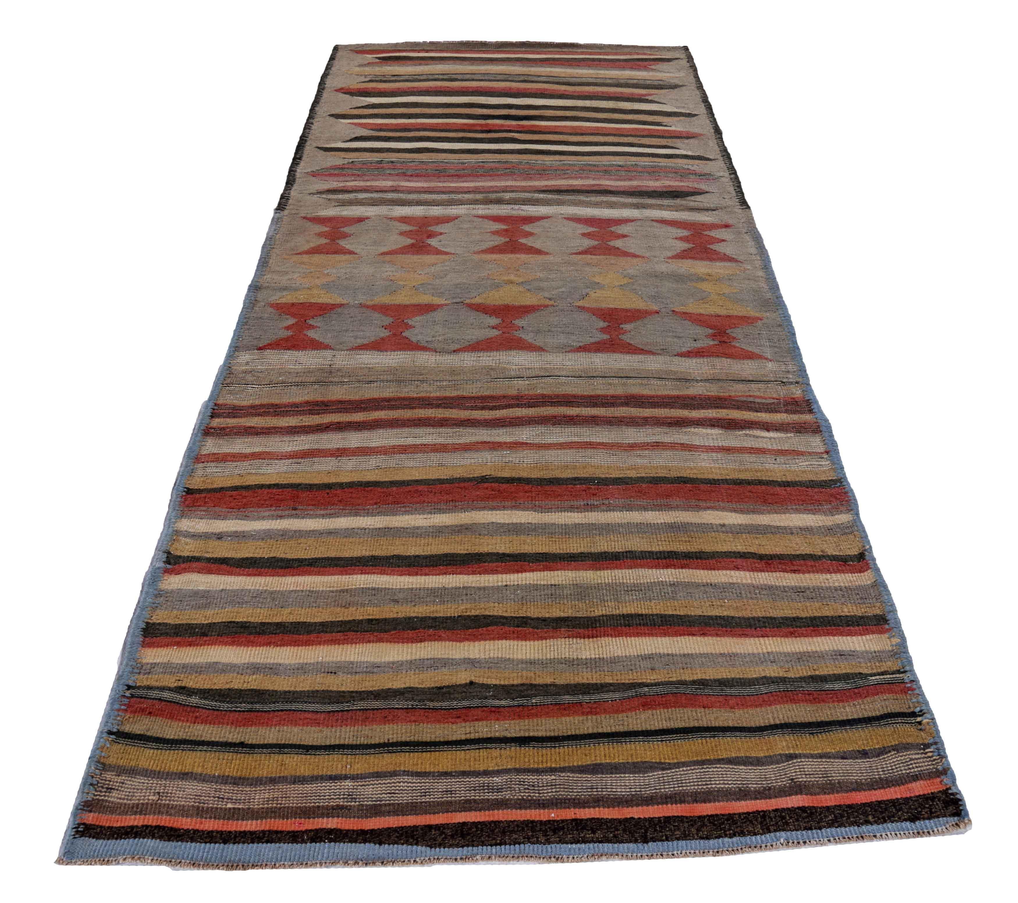 Ancien tapis persan tissé à la main à partir de la meilleure laine de mouton. Il est coloré avec des colorants végétaux entièrement naturels, sans danger pour les humains et les animaux de compagnie. Il s'agit d'un motif Kilim traditionnel tissé à