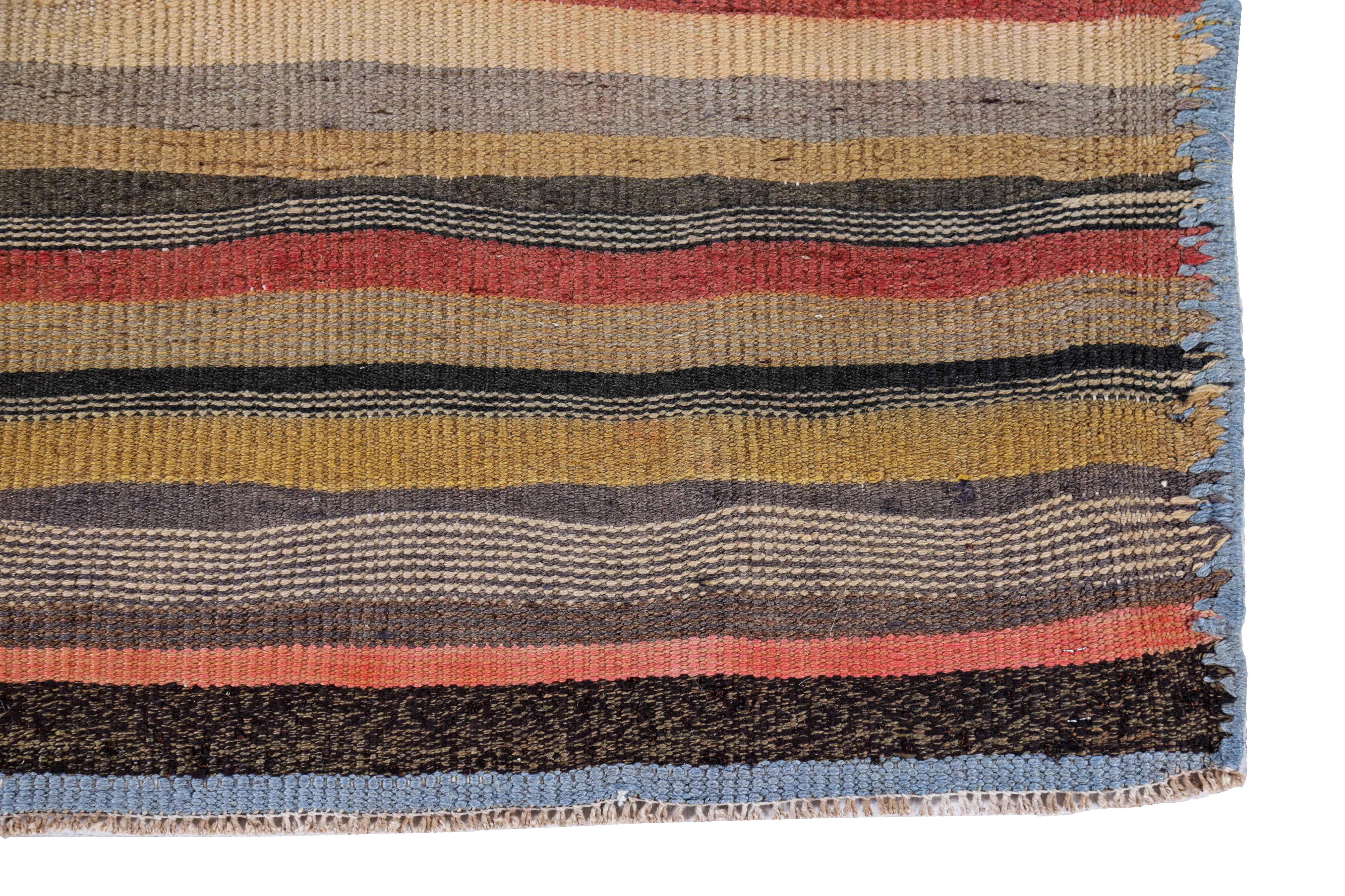 Tissé à la main Tapis persan ancien à motif Kilim en vente