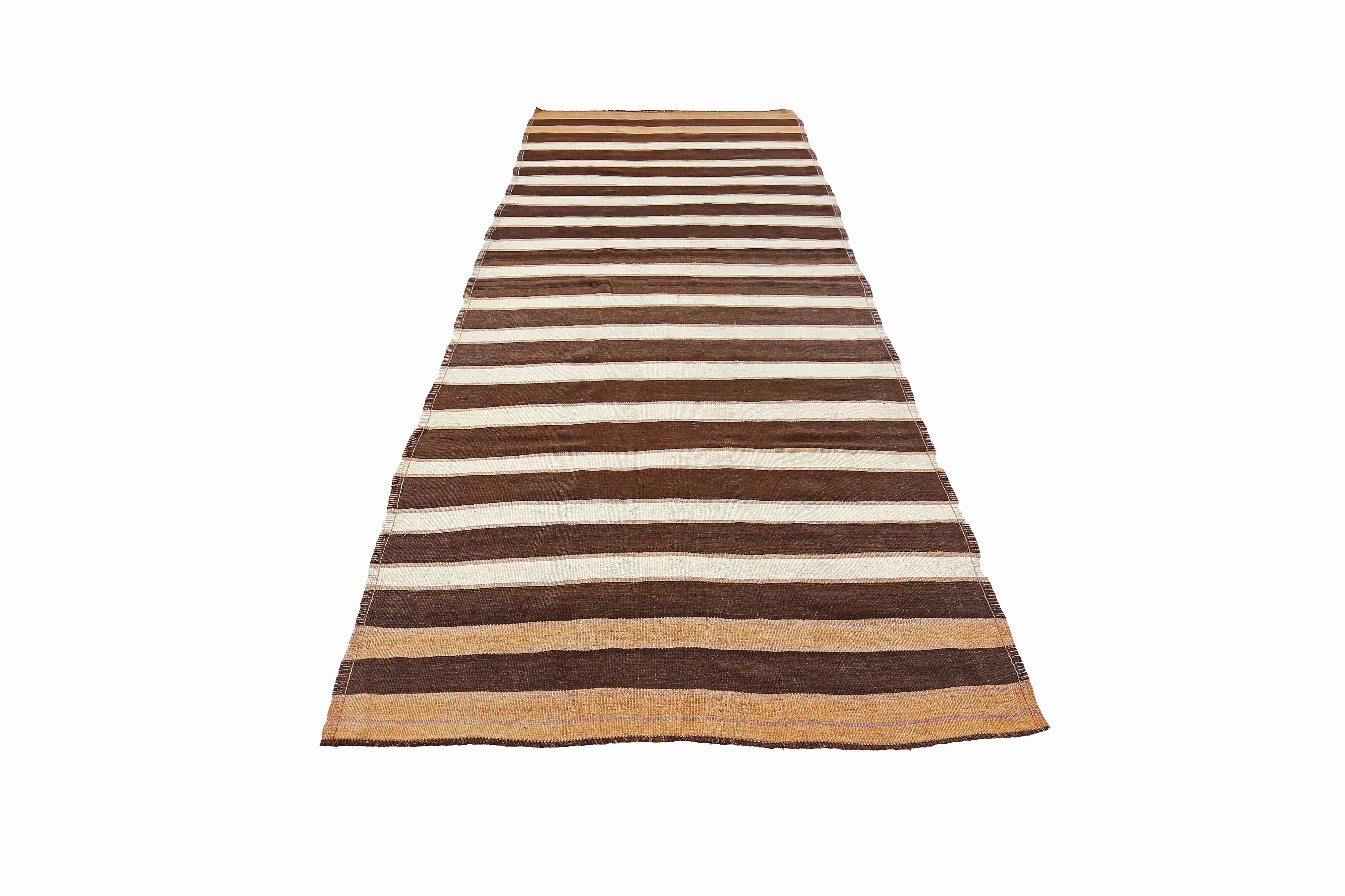 Antico tappeto persiano tessuto a mano con la migliore lana di pecora. È colorato con coloranti vegetali completamente naturali e sicuri per l'uomo e gli animali domestici. Si tratta di un disegno tradizionale Kilim tessuto a mano da esperti