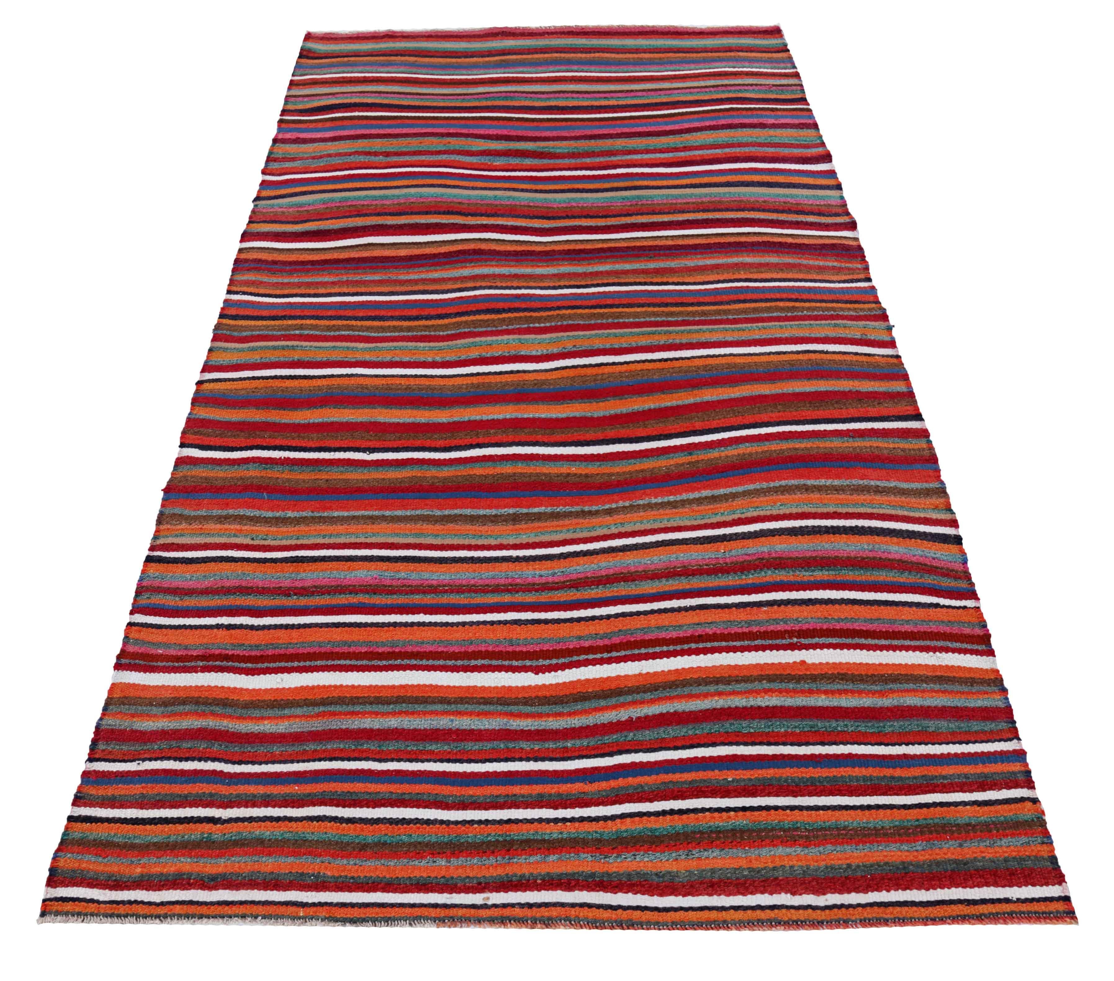 Antico tappeto persiano tessuto a mano con la migliore lana di pecora. È colorato con coloranti vegetali completamente naturali e sicuri per l'uomo e gli animali domestici. Si tratta di un disegno tradizionale Kilim tessuto a mano da esperti