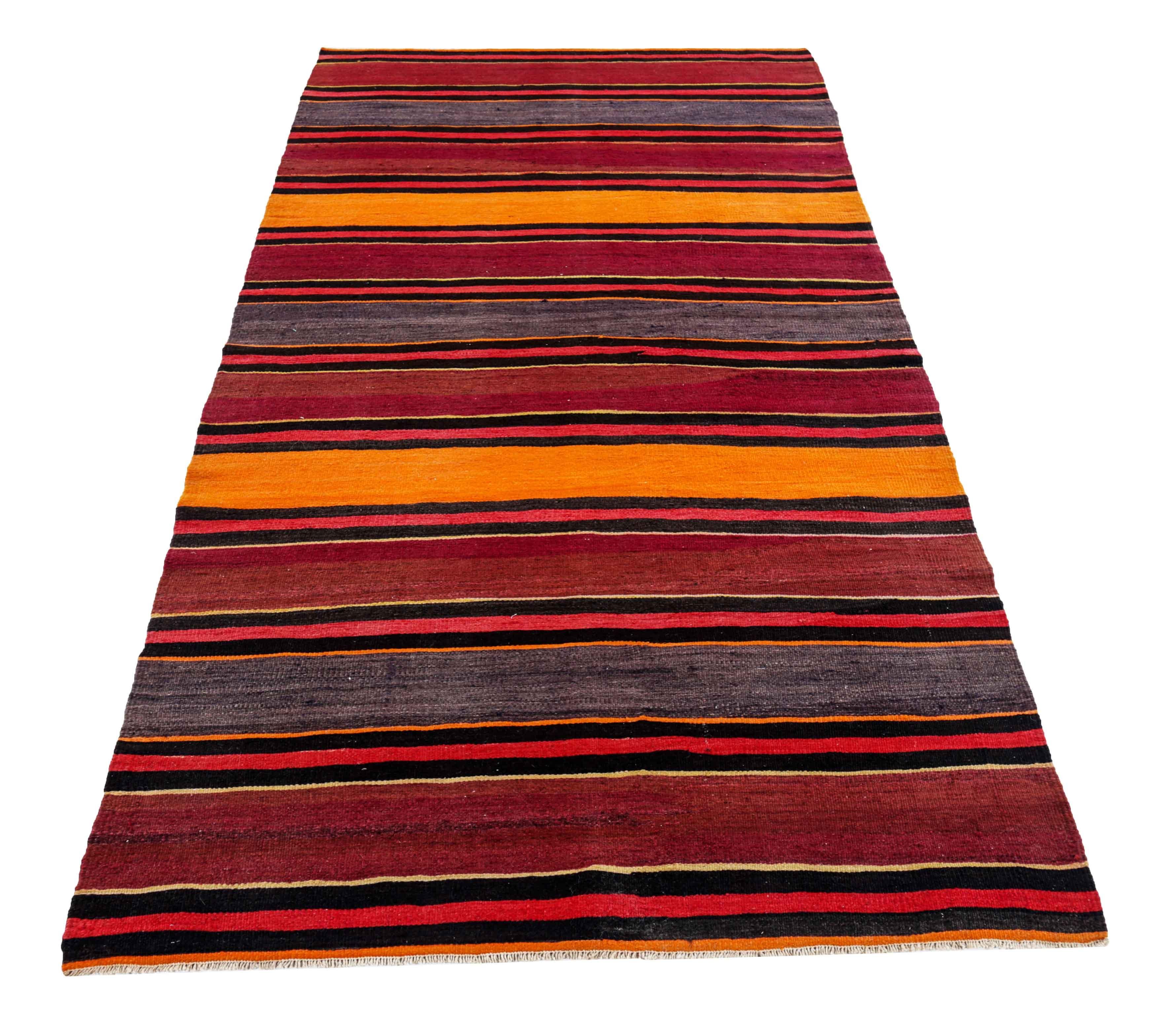 Antiker persischer Teppich, handgewebt aus feinster Schafswolle. Es ist mit natürlichen pflanzlichen Farbstoffen gefärbt, die für Menschen und Haustiere sicher sind. Es handelt sich um ein traditionelles Kilim-Design, das von erfahrenen