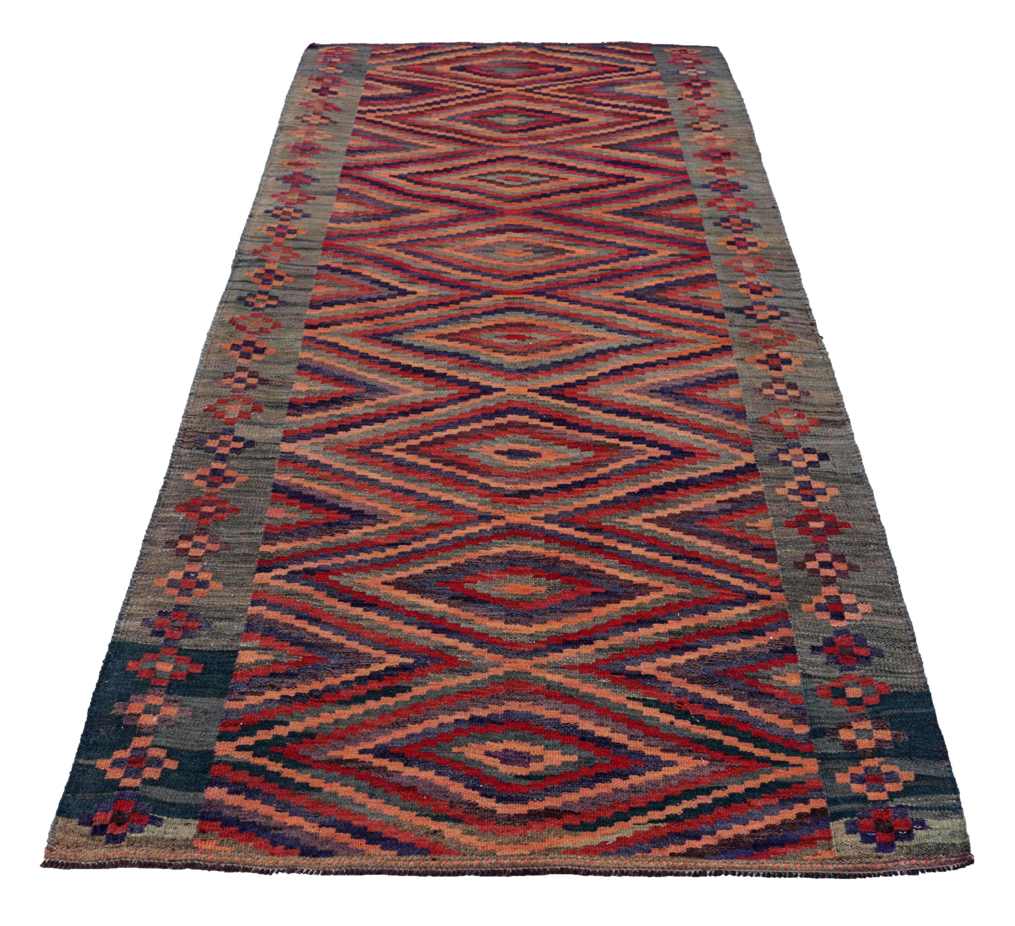 Antico tappeto persiano tessuto a mano con la migliore lana di pecora. È colorato con coloranti vegetali completamente naturali e sicuri per l'uomo e gli animali domestici. Si tratta di un disegno tradizionale Kilim tessuto a mano da esperti