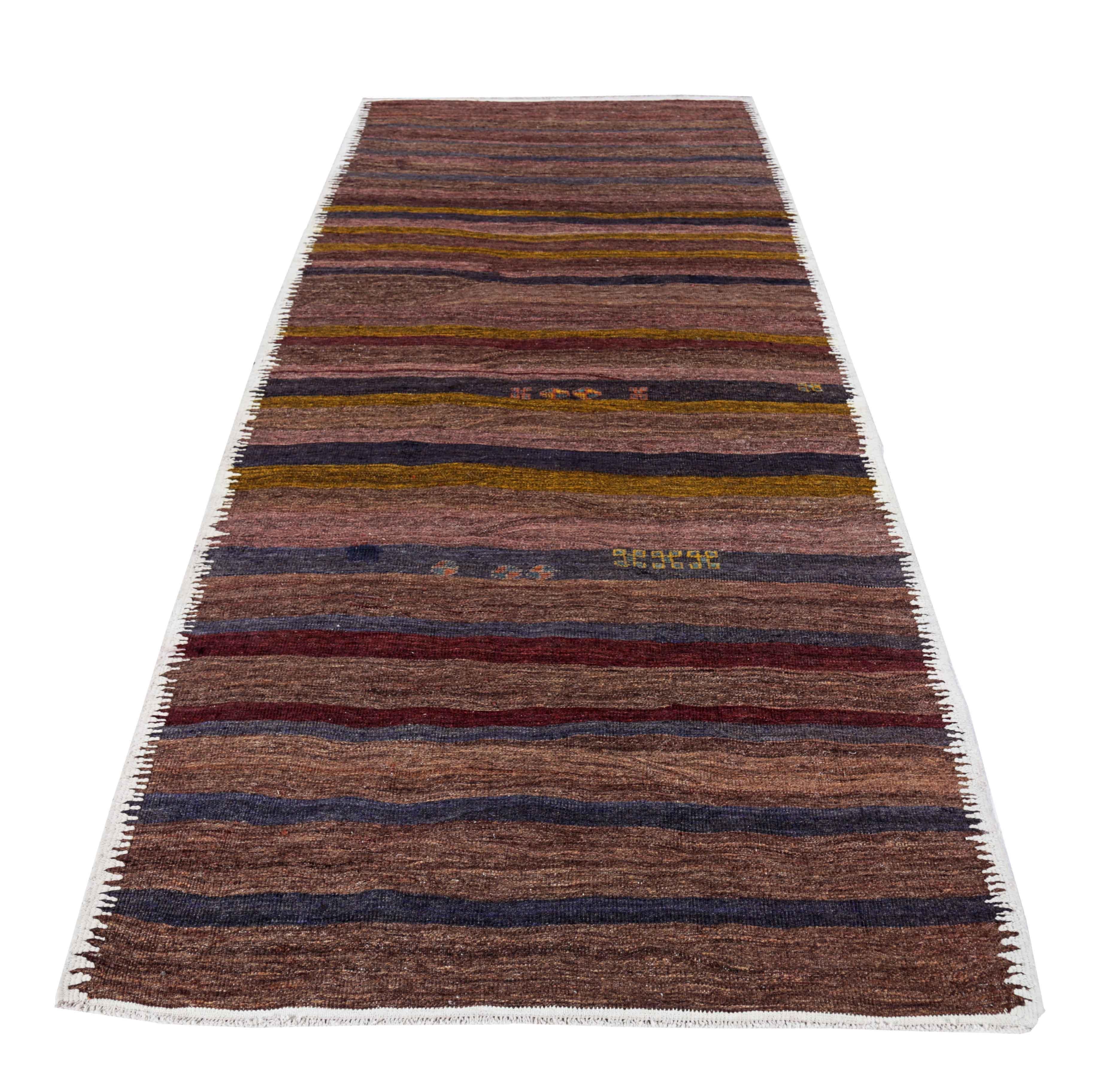 Antiker persischer Teppich, handgewebt aus feinster Schafswolle. Es ist mit natürlichen pflanzlichen Farbstoffen gefärbt, die für Menschen und Haustiere sicher sind. Es handelt sich um ein traditionelles Kilim-Design, das von erfahrenen