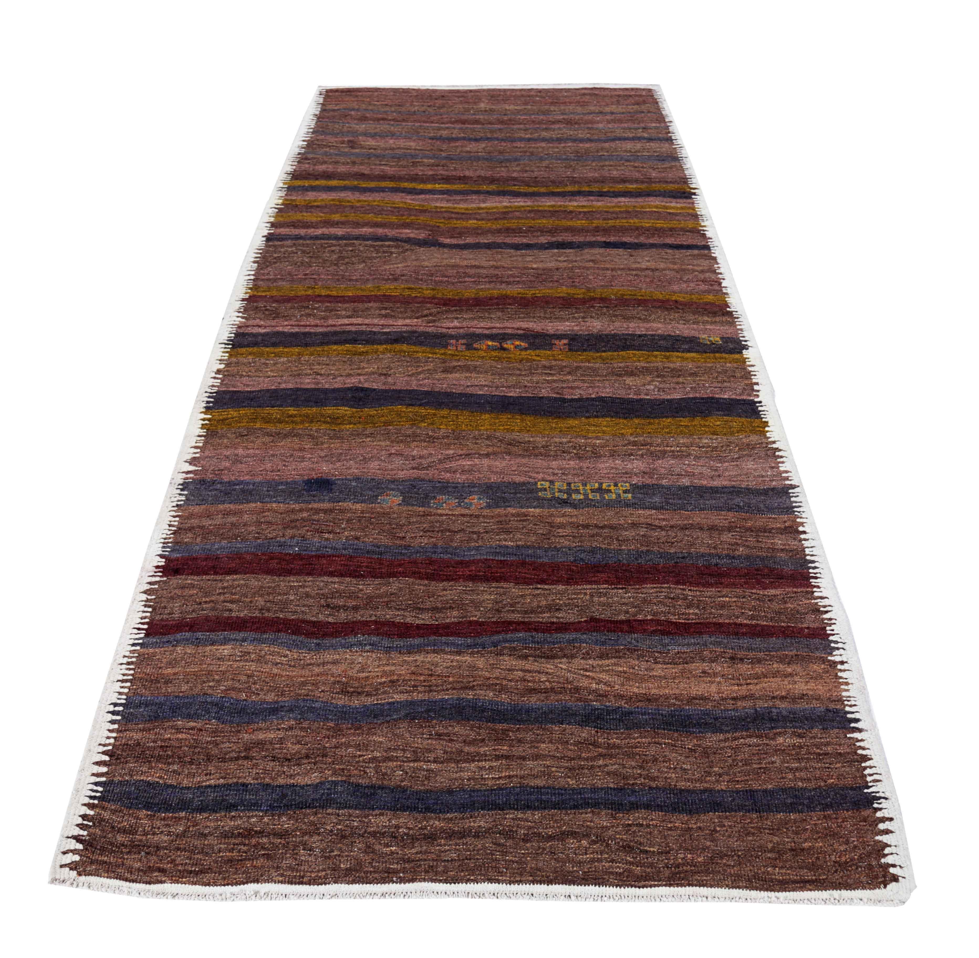 Ancien tapis persan tissé à la main à partir de la meilleure laine de mouton. Il est coloré avec des colorants végétaux entièrement naturels, sans danger pour les humains et les animaux de compagnie. Il s'agit d'un motif Kilim traditionnel tissé à