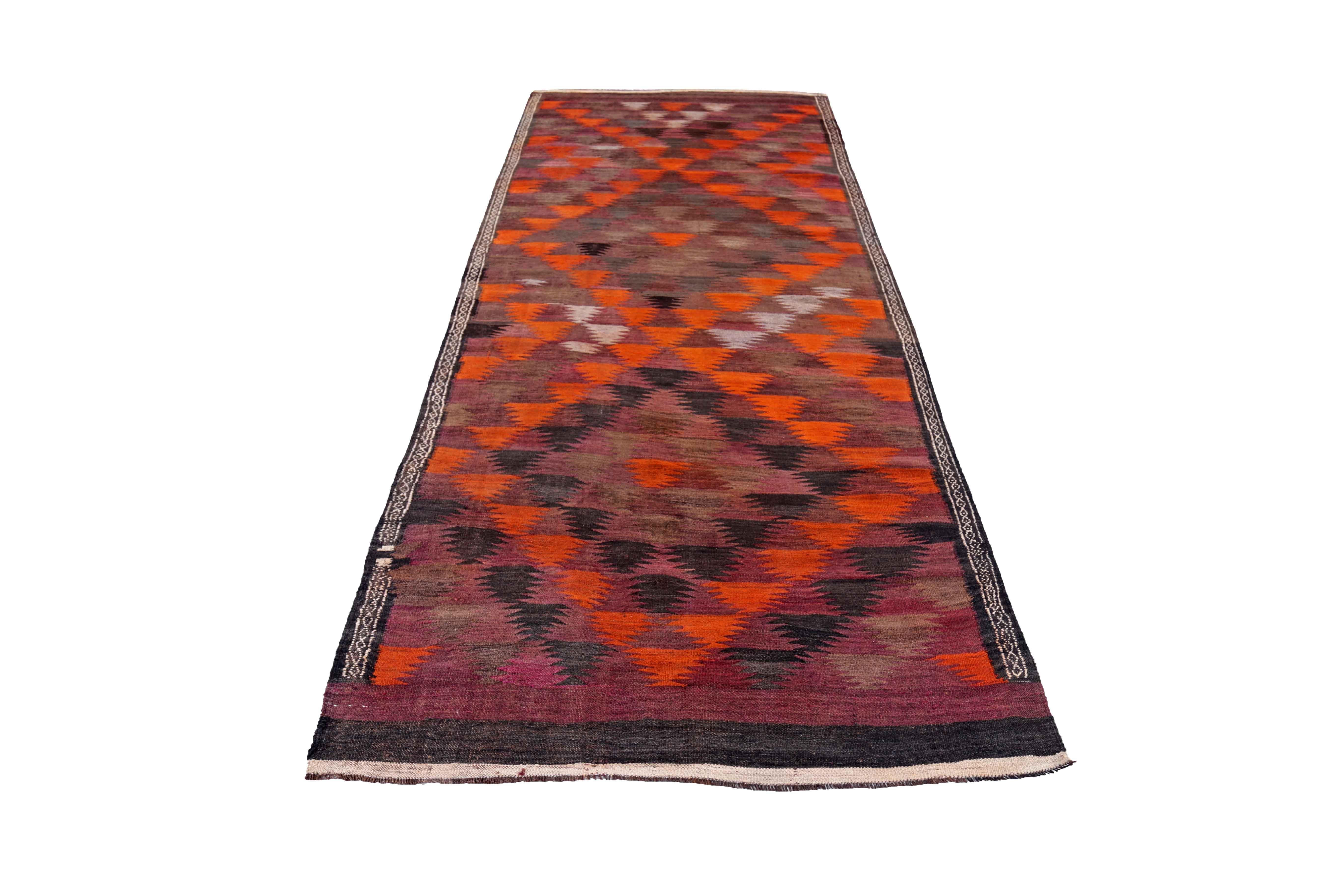 Antiker persischer Teppich, handgewebt aus feinster Schafswolle. Es ist mit natürlichen pflanzlichen Farbstoffen gefärbt, die für Menschen und Haustiere sicher sind. Es handelt sich um ein traditionelles Kilim-Design, das von erfahrenen