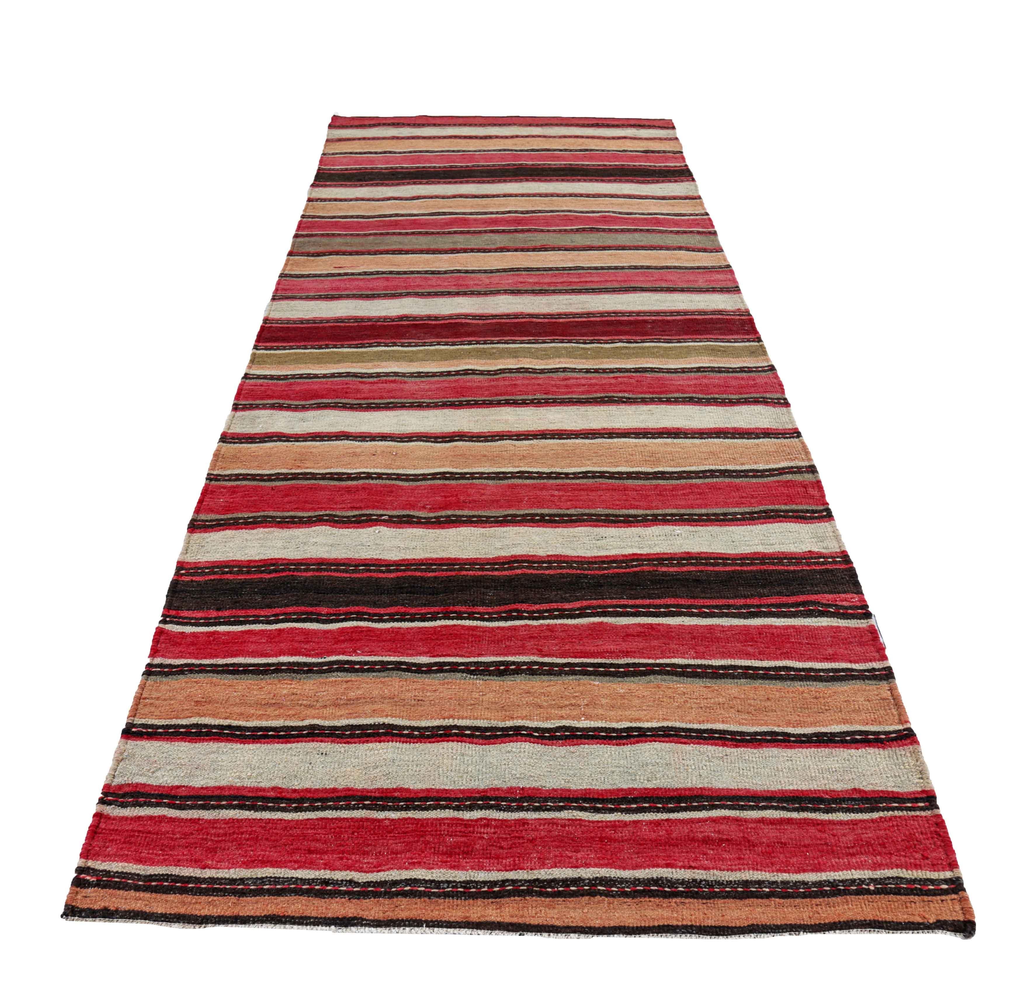 Ancien tapis persan tissé à la main à partir de la meilleure laine de mouton. Il est coloré avec des colorants végétaux entièrement naturels, sans danger pour les humains et les animaux de compagnie. Il s'agit d'un motif Kilim traditionnel tissé à