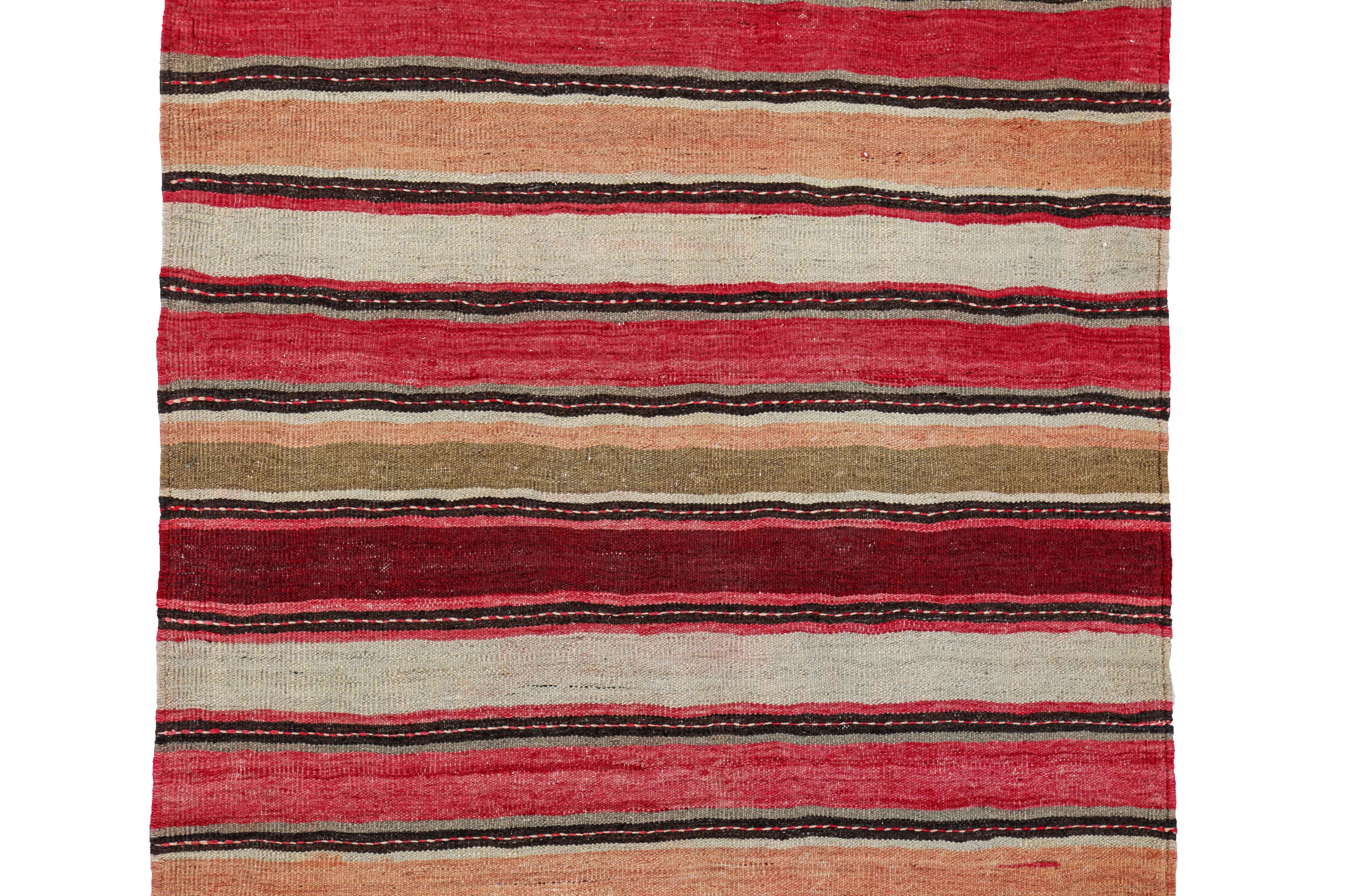 Perse Tapis persan ancien à motif Kilim en vente