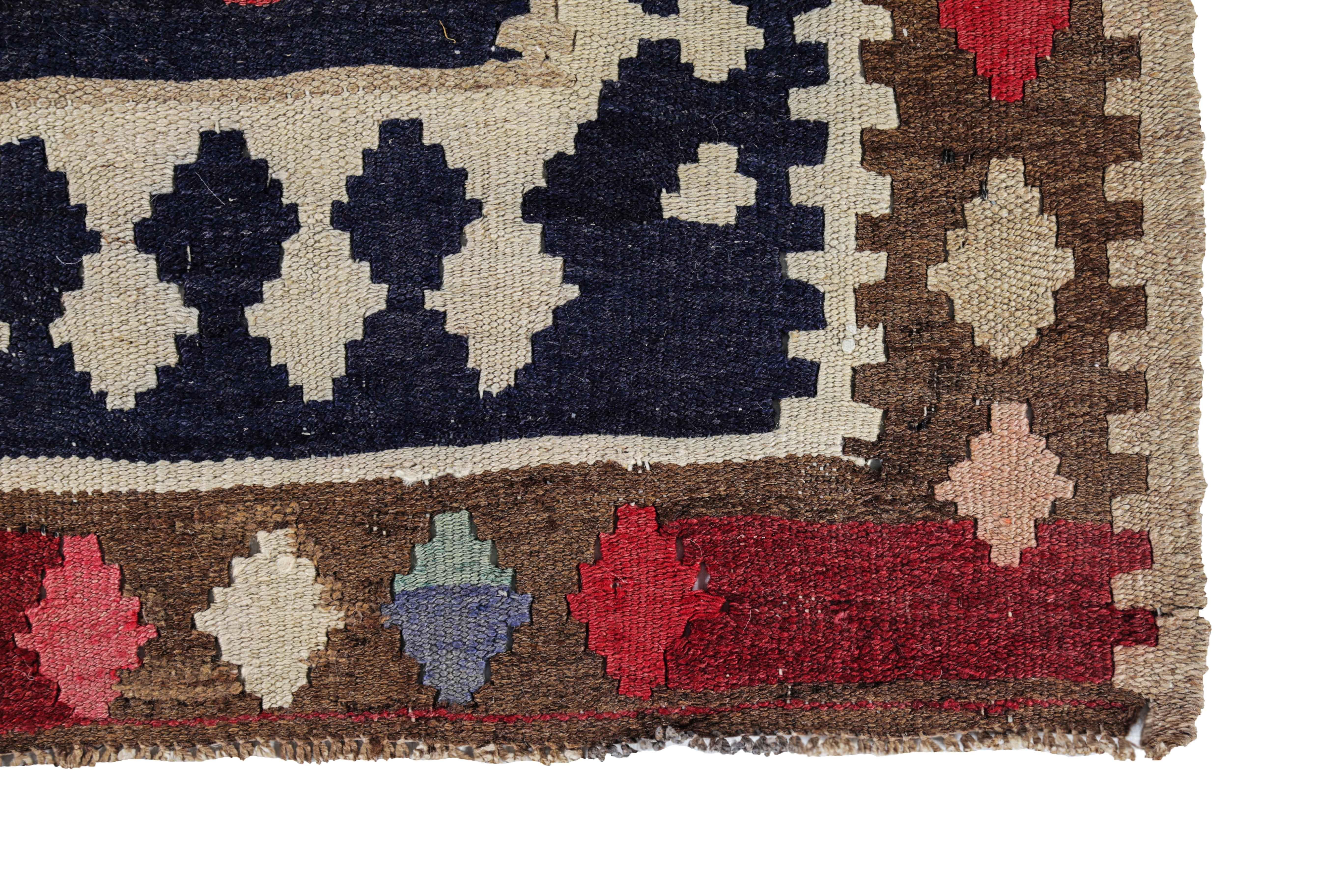 Antique Persian Area Rug Kilim Design In Excellent Condition For Sale In Dallas, TX