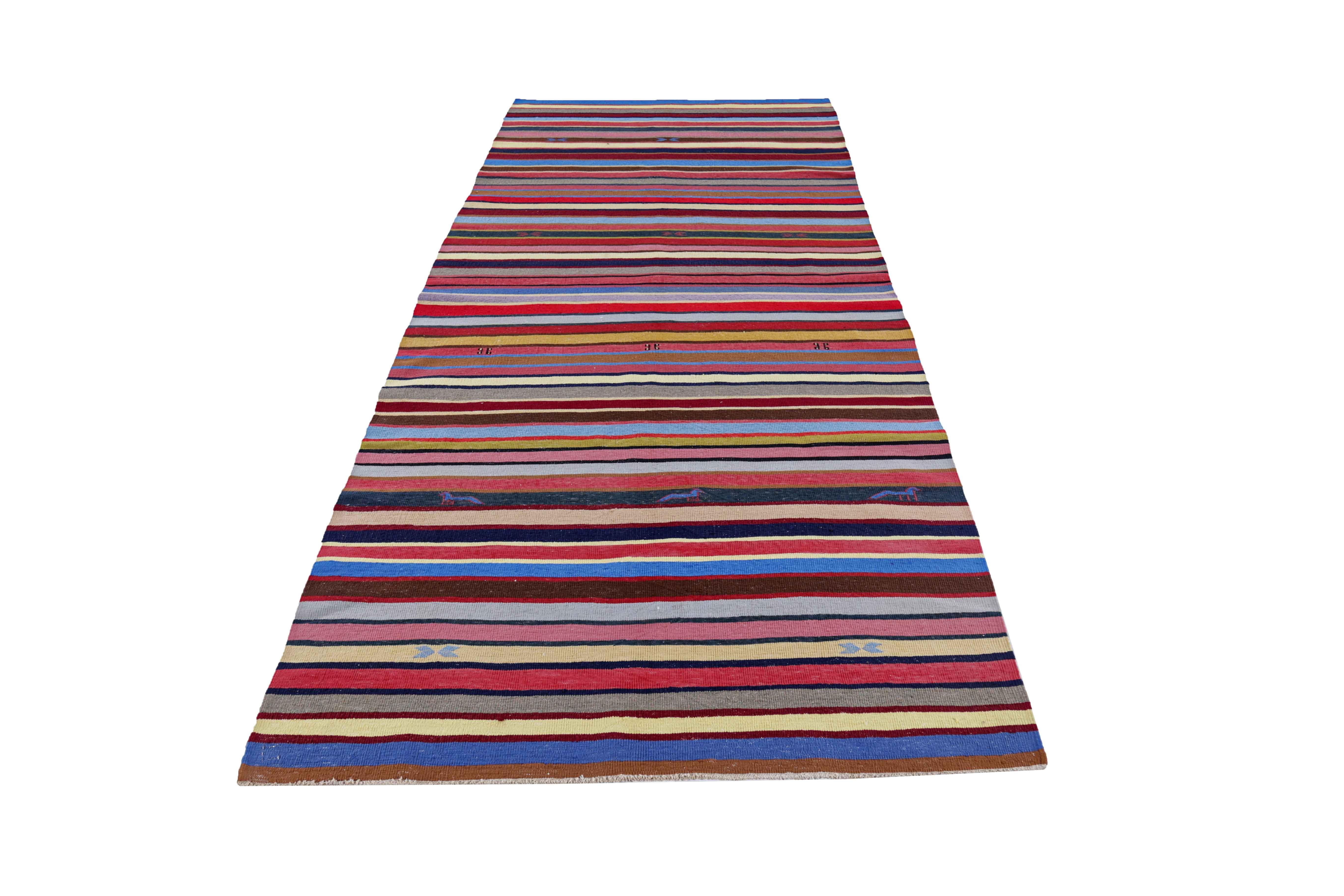 Antigua alfombra persa tejida a mano con la mejor lana de oveja. Está coloreado con tintes vegetales totalmente naturales que son seguros para humanos y mascotas. Es un diseño Kilim tradicional tejido a mano por expertos artesanos. Es una alfombra