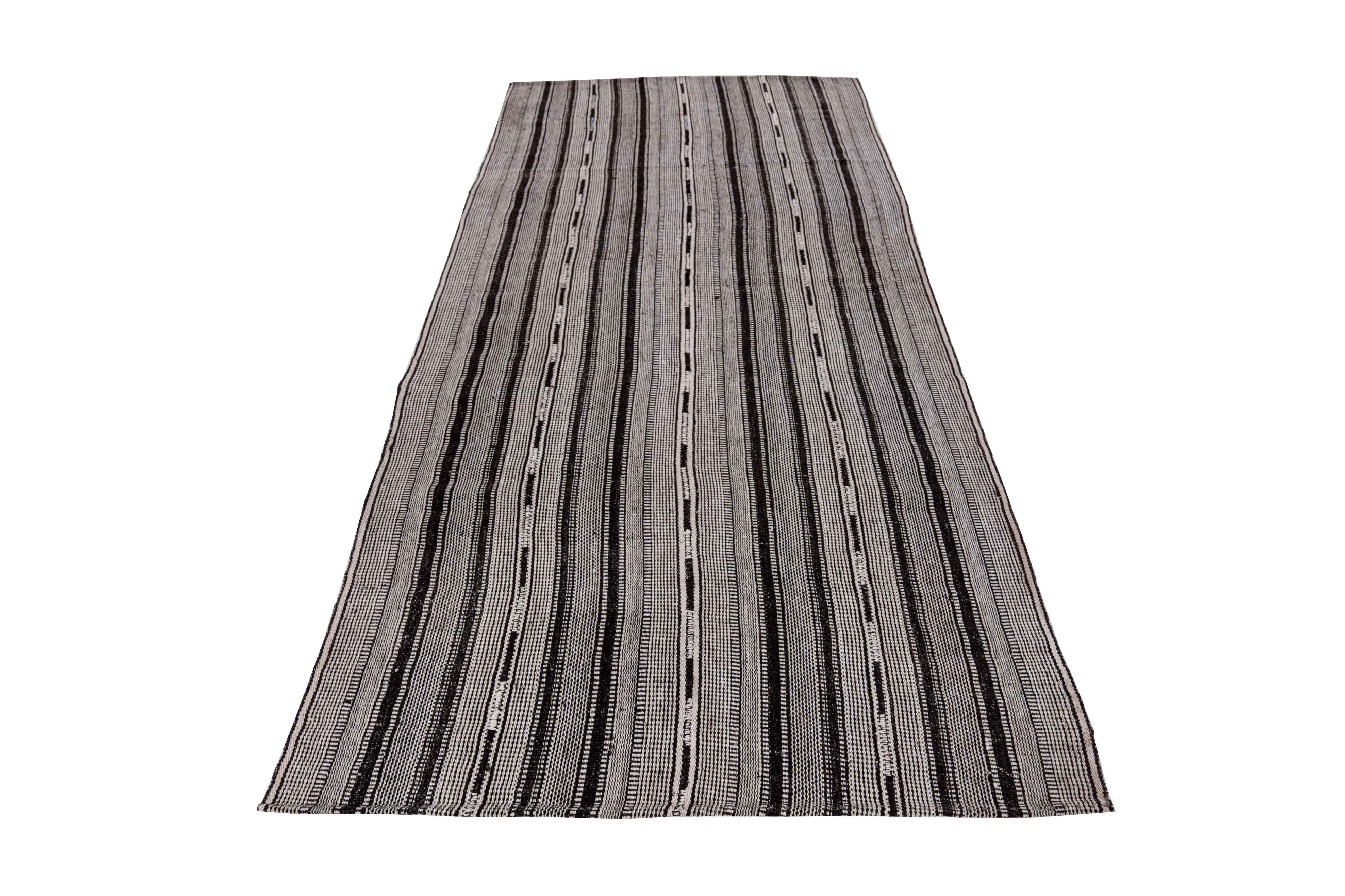 Ancien tapis persan tissé à la main à partir de la meilleure laine de mouton. Il est coloré avec des colorants végétaux entièrement naturels, sans danger pour les humains et les animaux de compagnie. Il s'agit d'un motif Kilim traditionnel tissé à