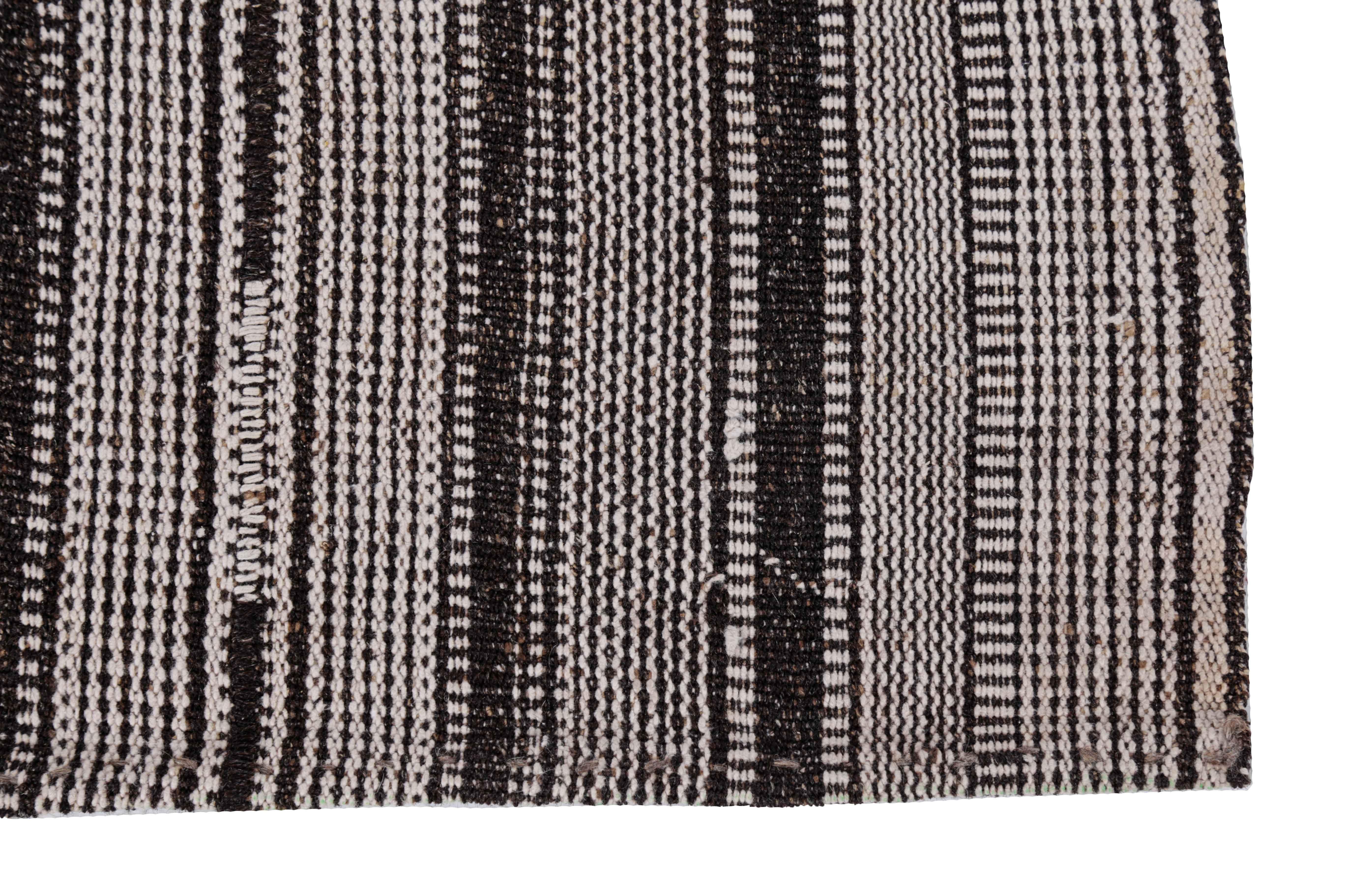 Tissé à la main Tapis persan ancien à motif Kilim en vente