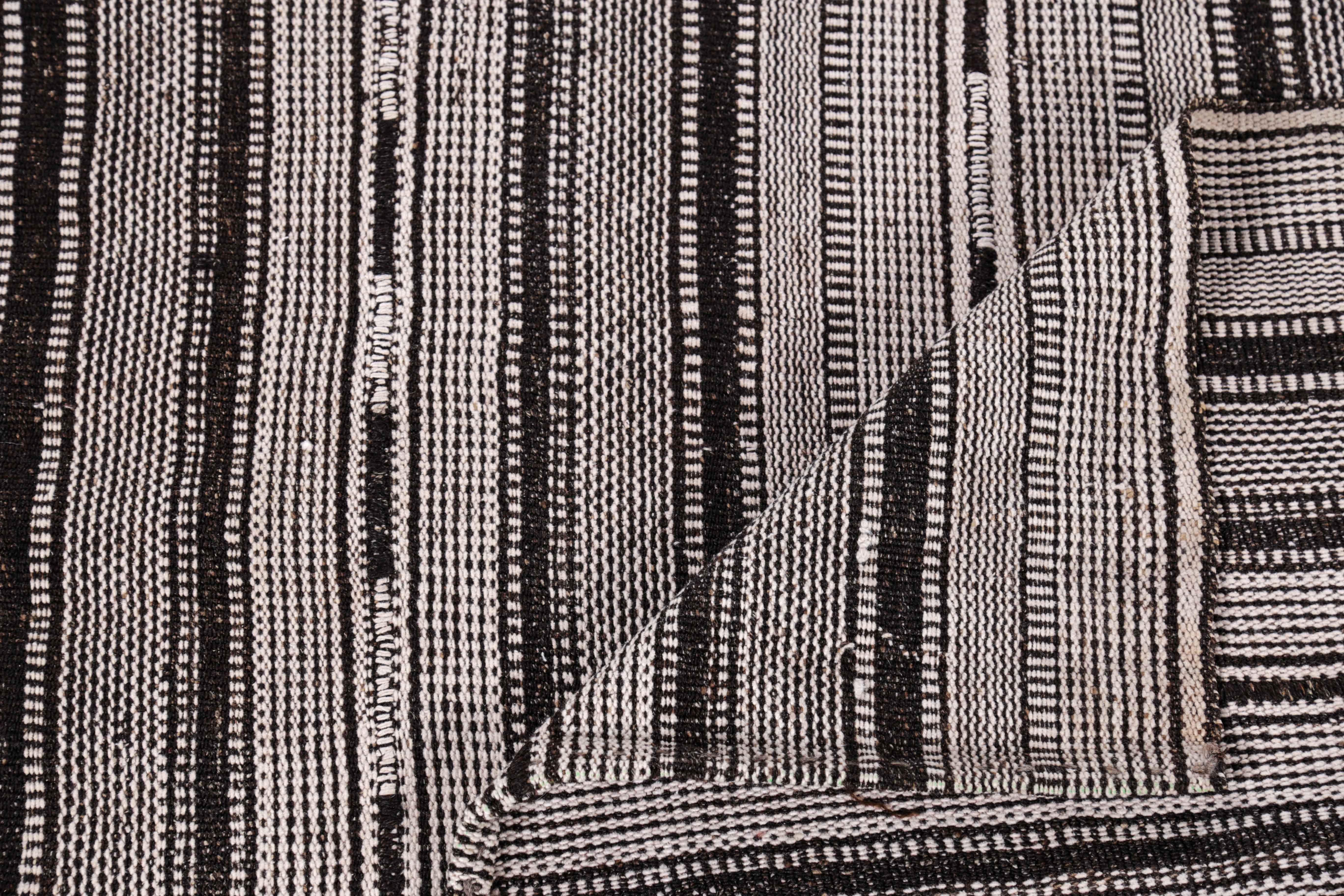 20ième siècle Tapis persan ancien à motif Kilim en vente