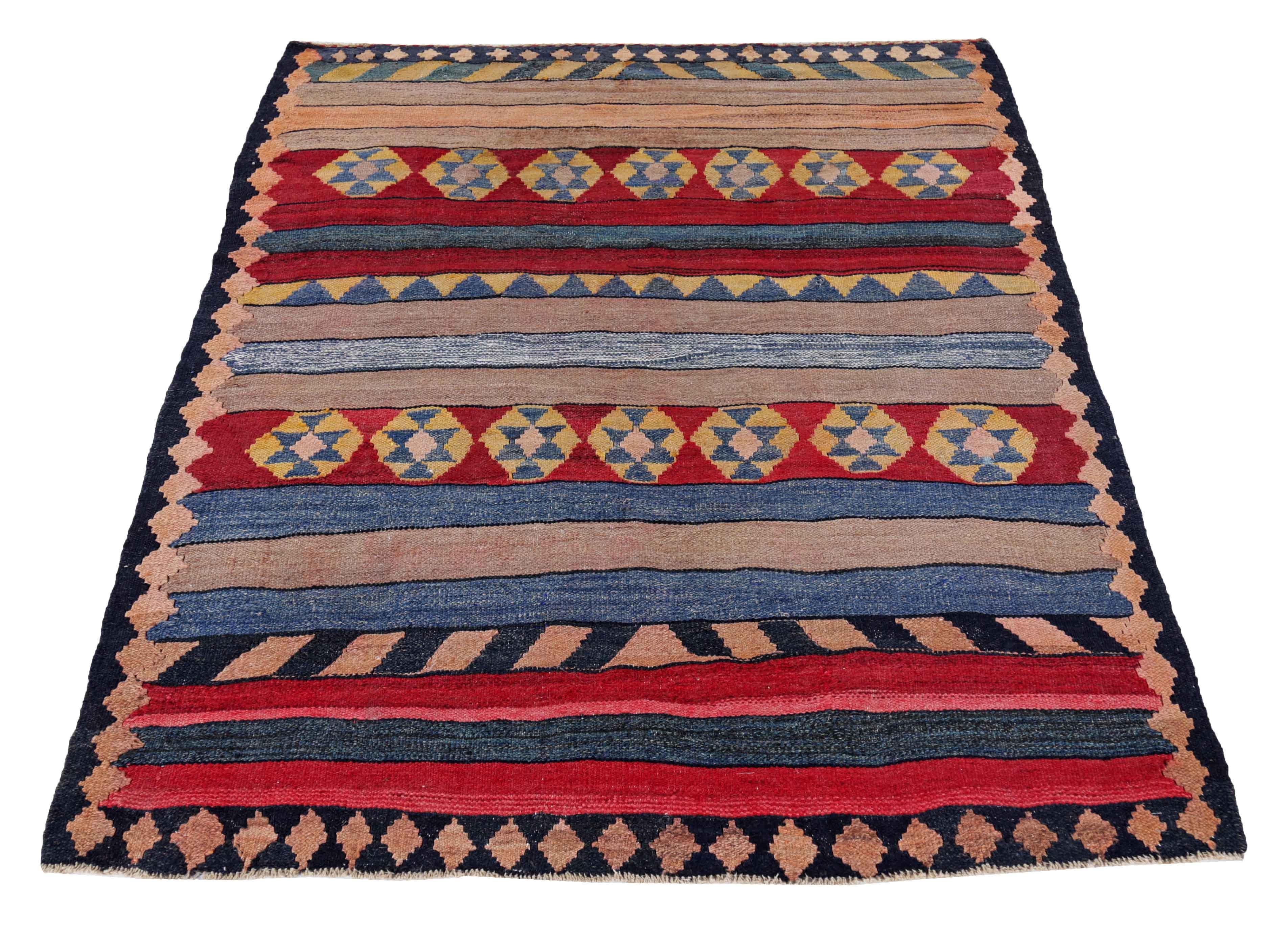 Ancien tapis persan tissé à la main à partir de la meilleure laine de mouton. Il est coloré avec des colorants végétaux entièrement naturels, sans danger pour les humains et les animaux de compagnie. Il s'agit d'un motif Kilim traditionnel tissé à