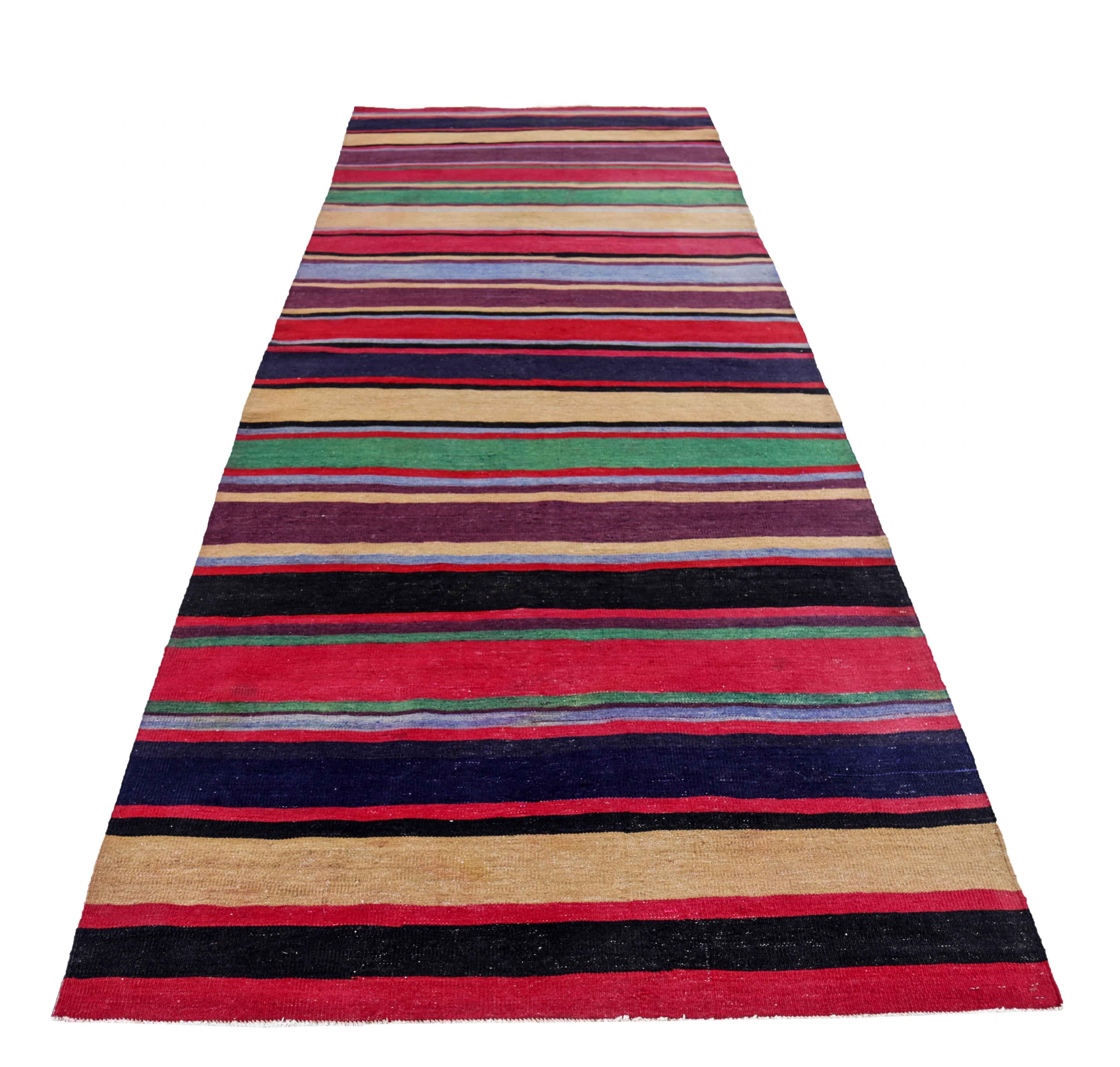Antiker persischer Teppich, handgewebt aus feinster Schafswolle. Es ist mit natürlichen pflanzlichen Farbstoffen gefärbt, die für Menschen und Haustiere sicher sind. Es handelt sich um ein traditionelles Kilim-Design, das von erfahrenen