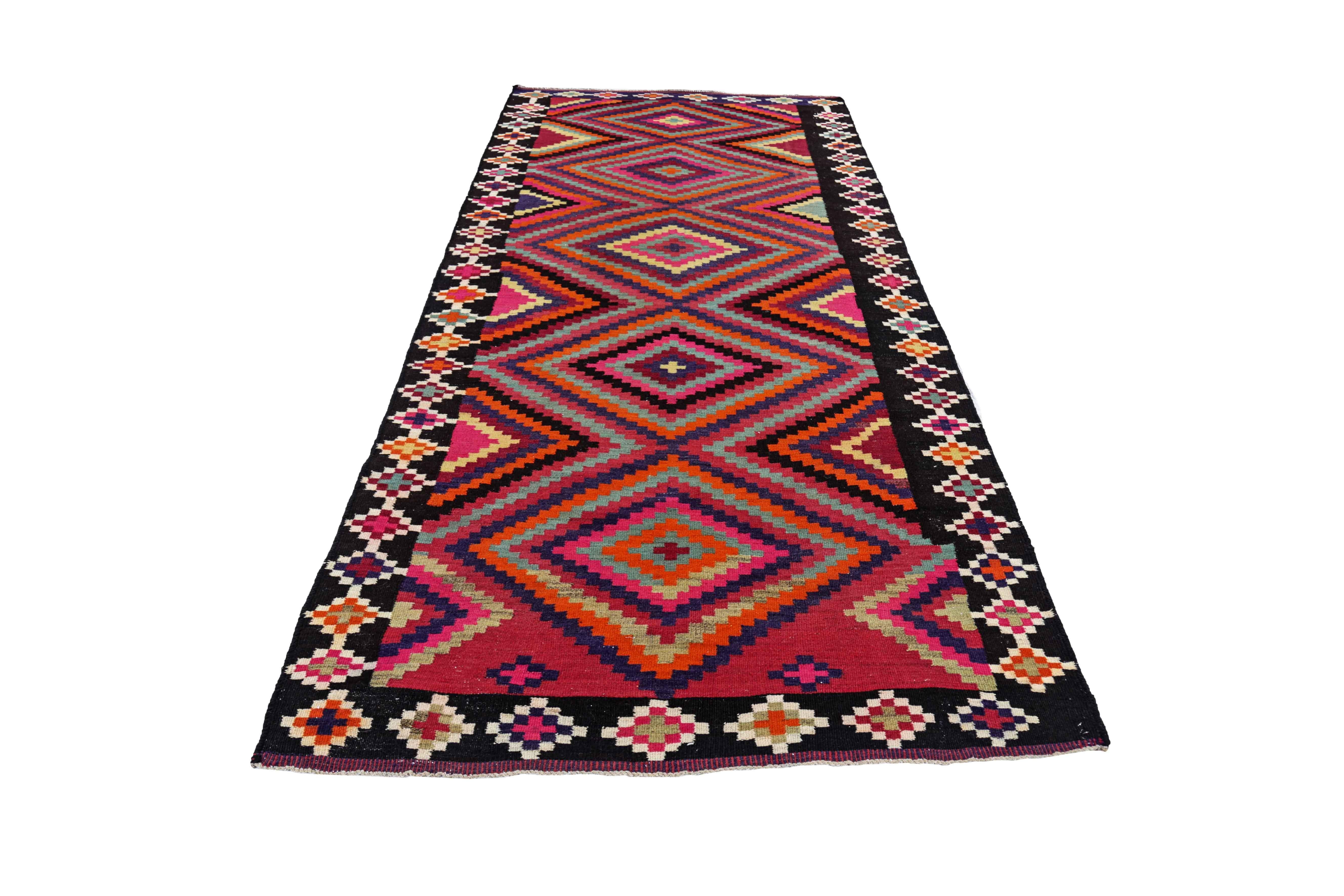 Antiker persischer Teppich, handgewebt aus feinster Schafswolle. Es ist mit natürlichen pflanzlichen Farbstoffen gefärbt, die für Menschen und Haustiere sicher sind. Es handelt sich um ein traditionelles Kilim-Design, das von erfahrenen