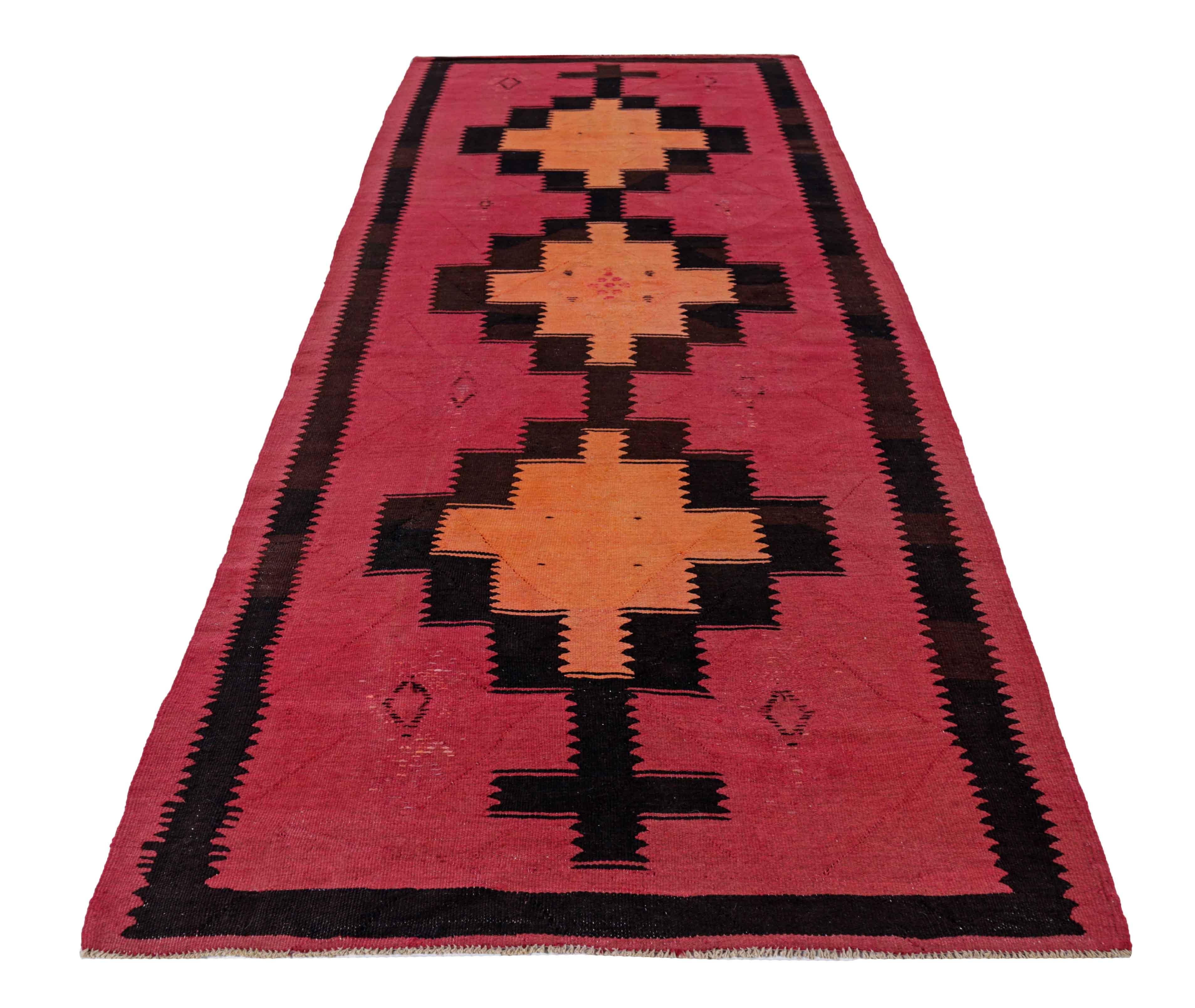 Antiker persischer Teppich, handgewebt aus feinster Schafswolle. Es ist mit natürlichen pflanzlichen Farbstoffen gefärbt, die für Menschen und Haustiere sicher sind. Es handelt sich um ein traditionelles Kilim-Design, das von erfahrenen