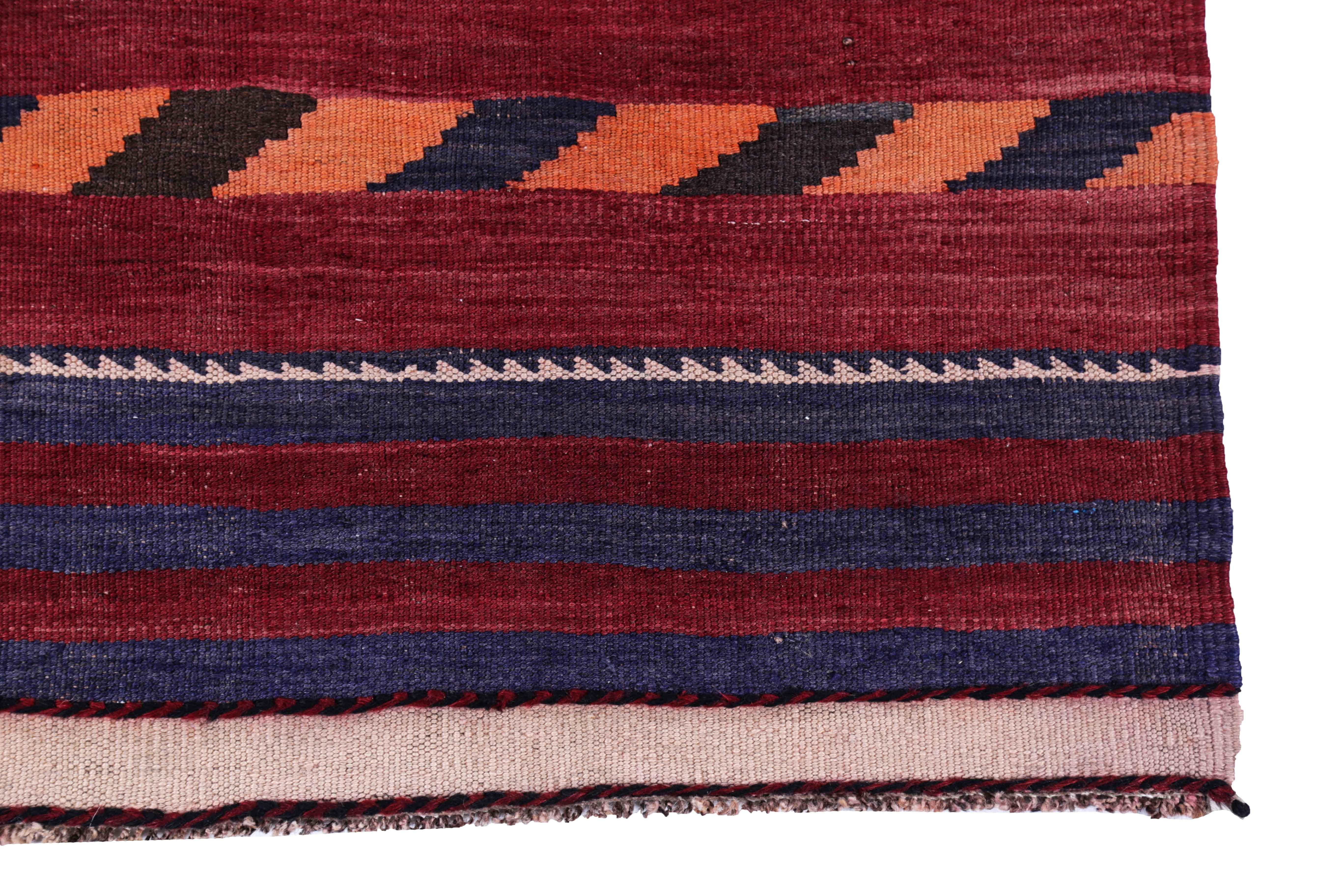 Antique Persian Area Rug Kilim Design In Excellent Condition For Sale In Dallas, TX