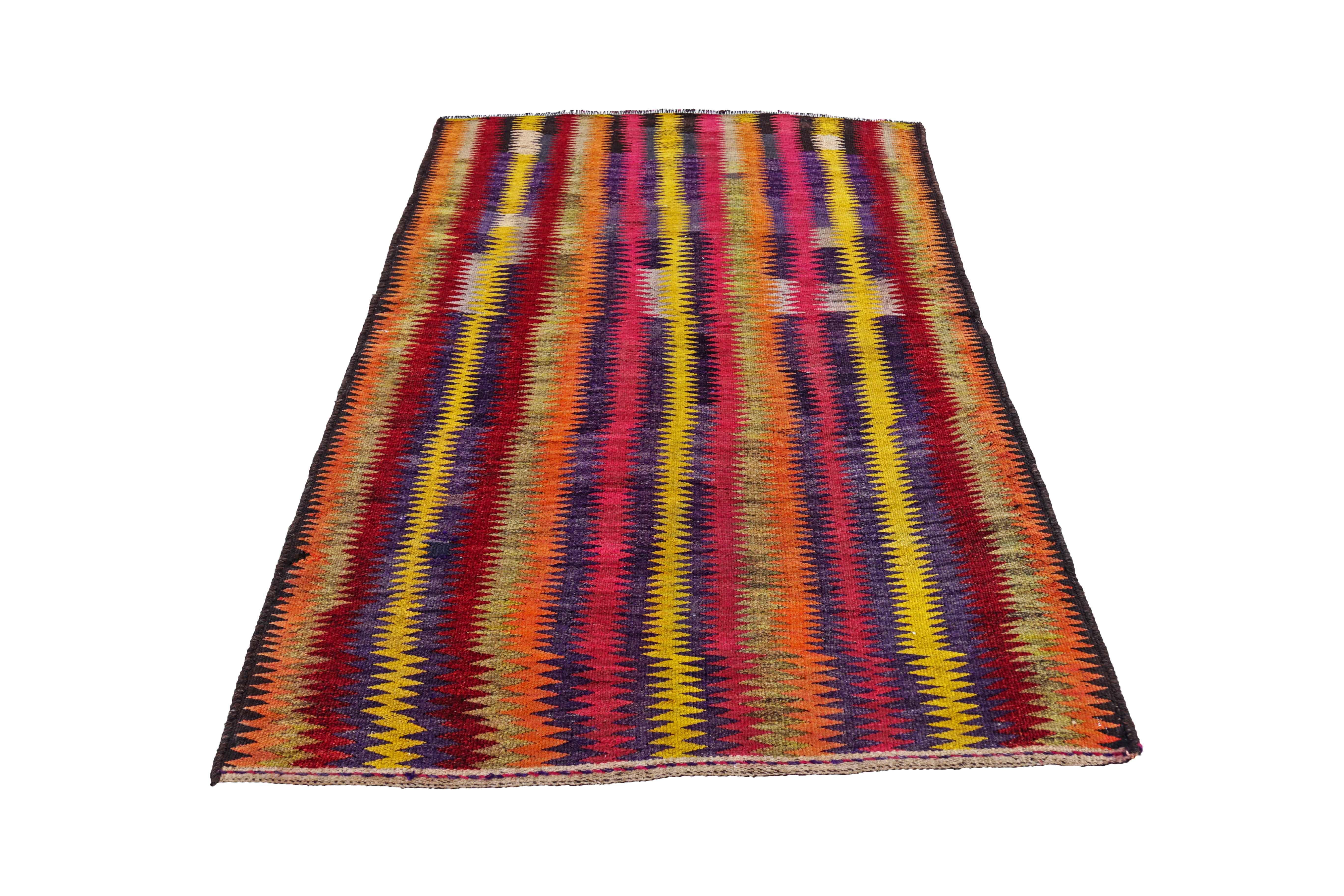 Antiker persischer Teppich, handgewebt aus feinster Schafswolle. Es ist mit natürlichen pflanzlichen Farbstoffen gefärbt, die für Menschen und Haustiere sicher sind. Es handelt sich um ein traditionelles Kilim-Design, das von erfahrenen