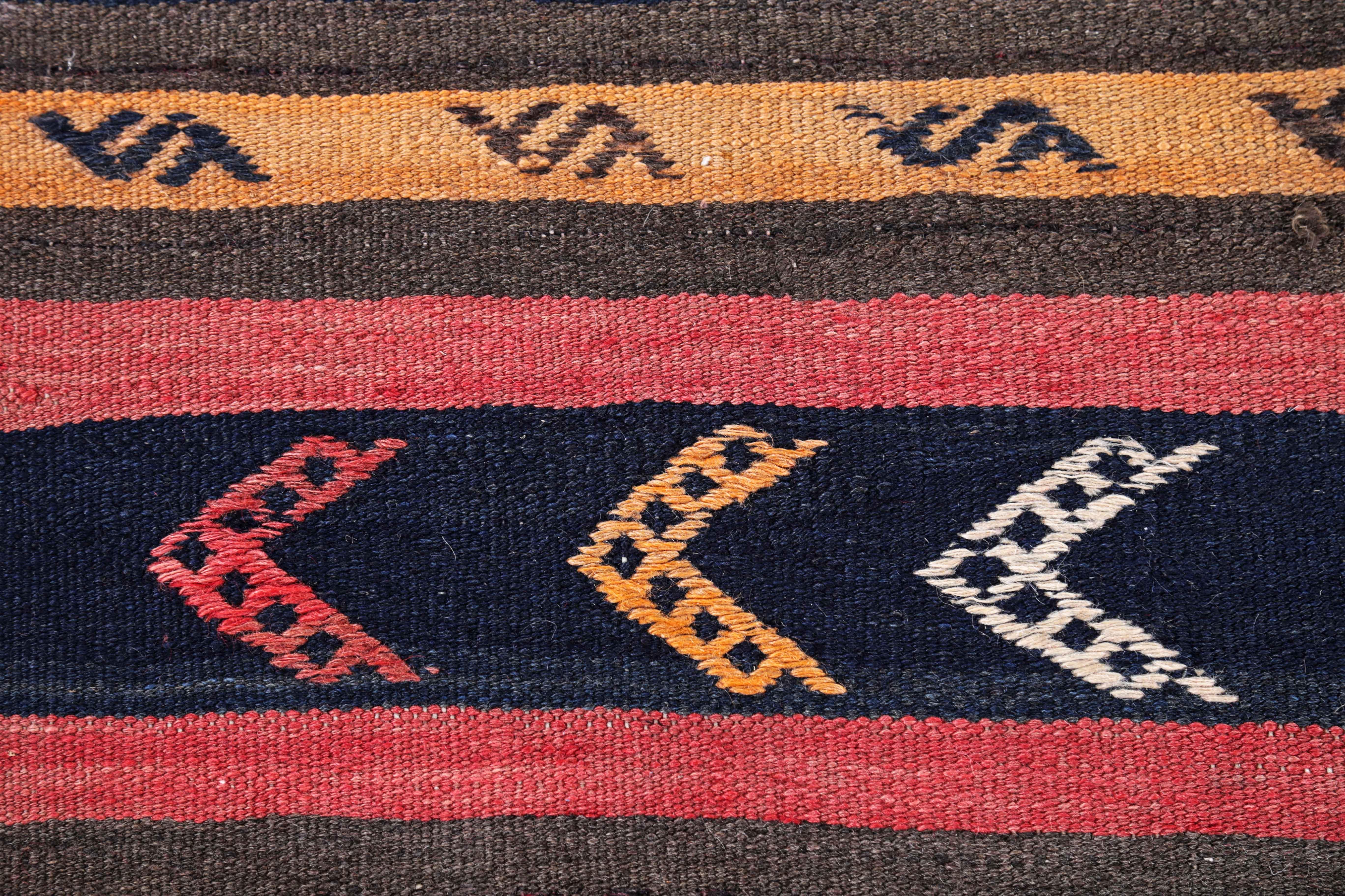 Antique Persian Area Rug Kilim Design In Excellent Condition For Sale In Dallas, TX