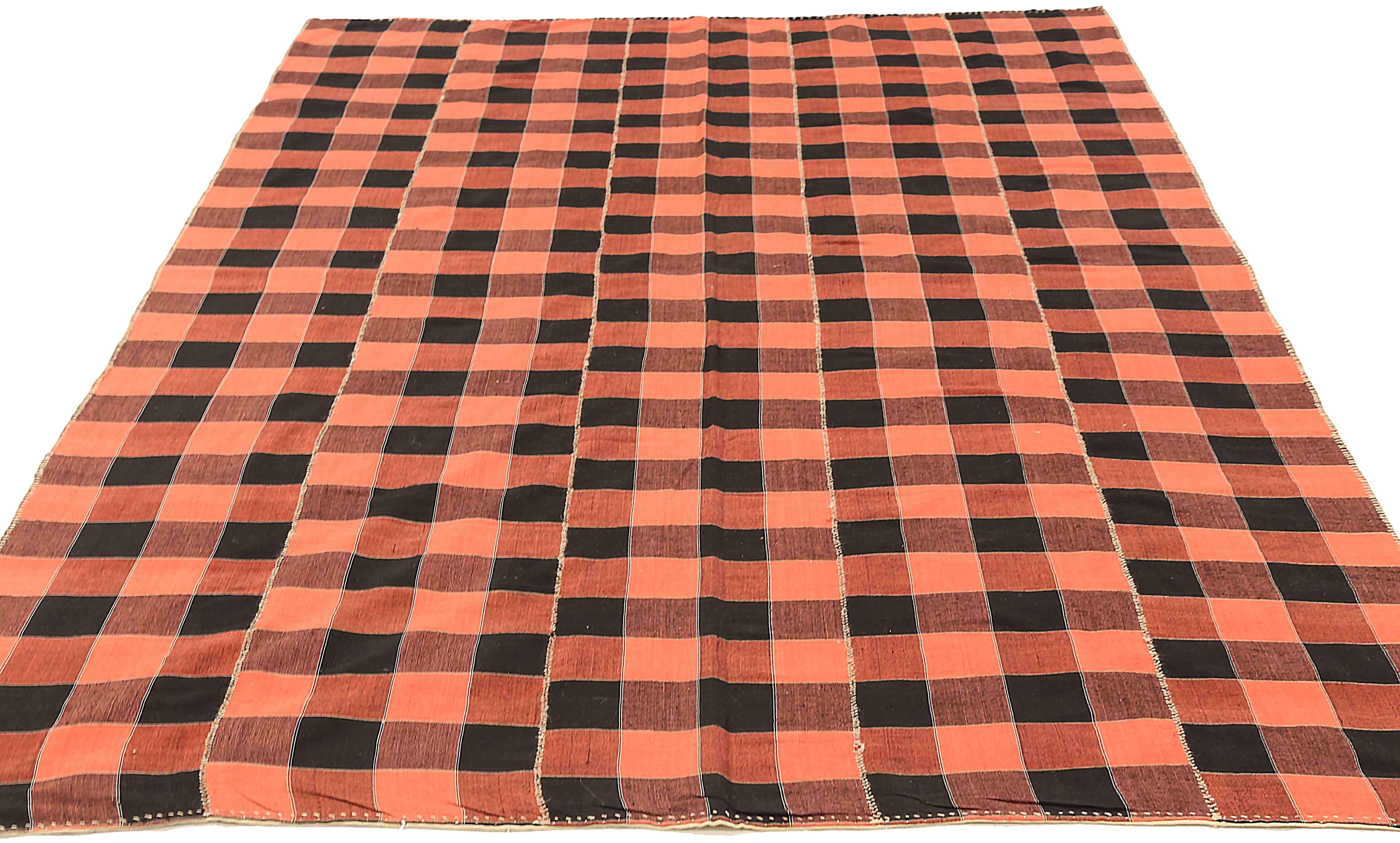 Antiker persischer Teppich, handgewebt aus feinster Schafswolle. Es ist mit natürlichen pflanzlichen Farbstoffen gefärbt, die für Menschen und Haustiere sicher sind. Es handelt sich um ein traditionelles Kilim-Design, das von erfahrenen
