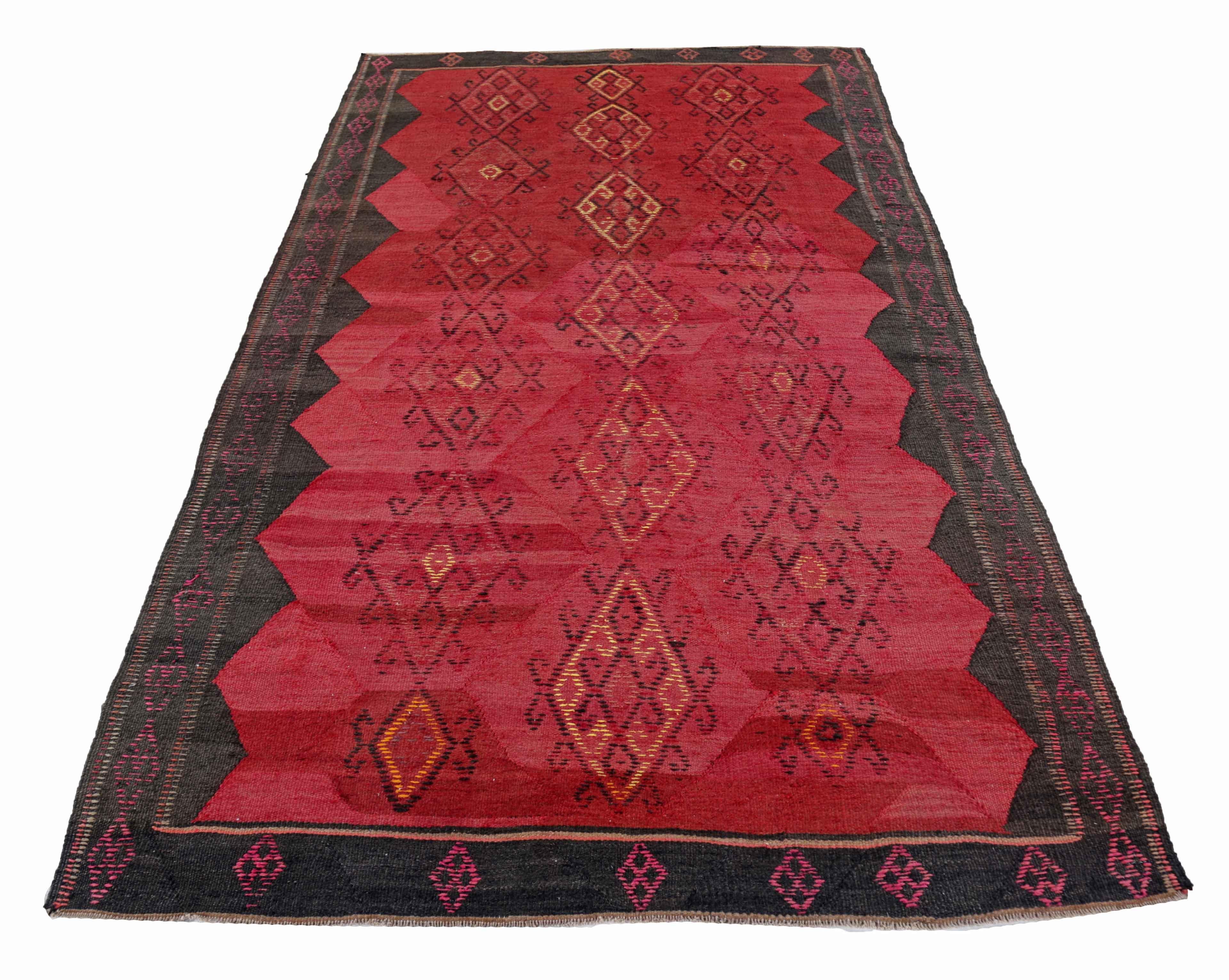 Ancien tapis persan tissé à la main à partir de la meilleure laine de mouton. Il est coloré avec des colorants végétaux entièrement naturels, sans danger pour les humains et les animaux de compagnie. Il s'agit d'un motif Kilim traditionnel tissé à