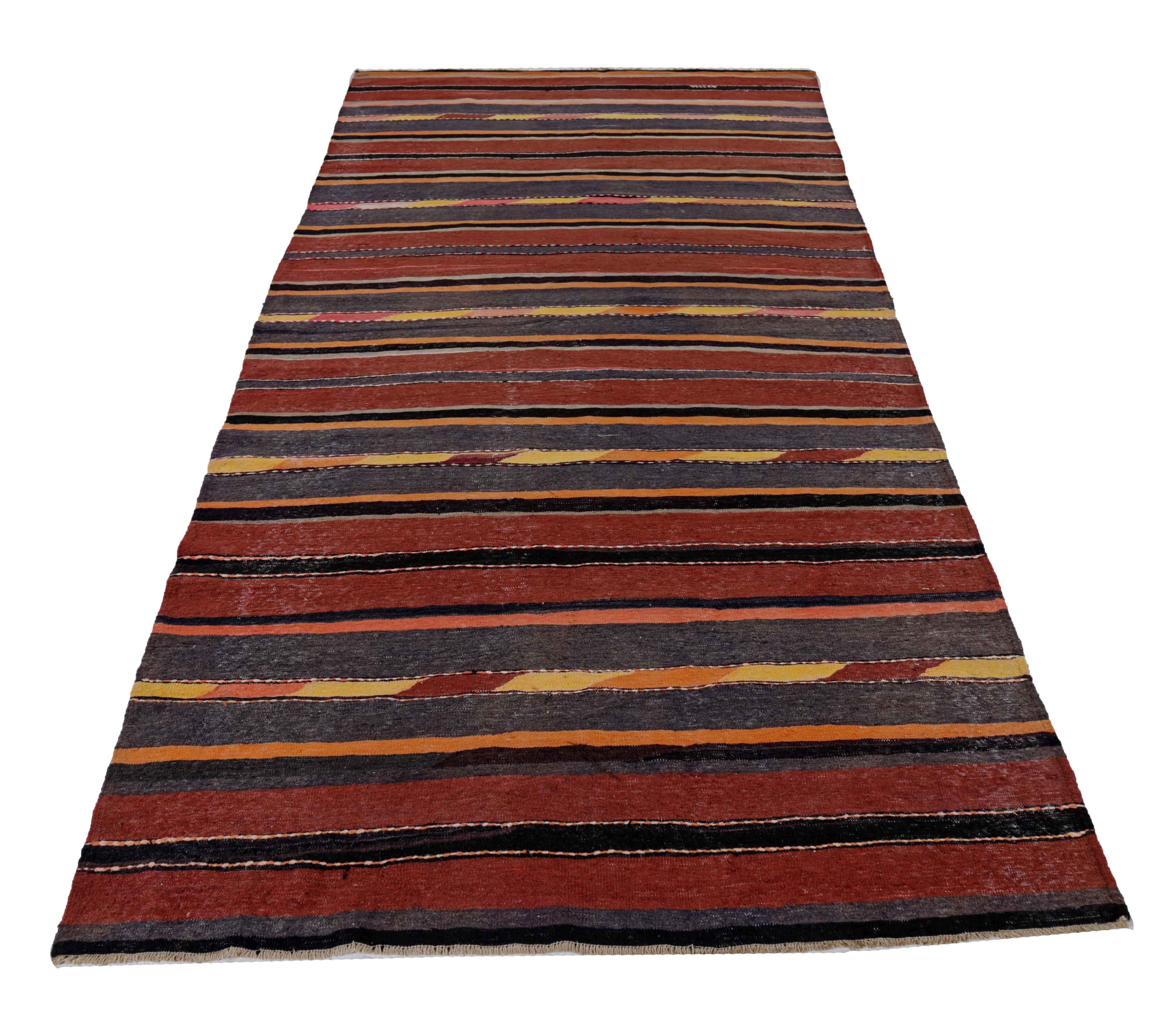 Antico tappeto persiano tessuto a mano con la migliore lana di pecora. È colorato con coloranti vegetali completamente naturali e sicuri per l'uomo e gli animali domestici. Si tratta di un disegno tradizionale Kilim tessuto a mano da esperti
