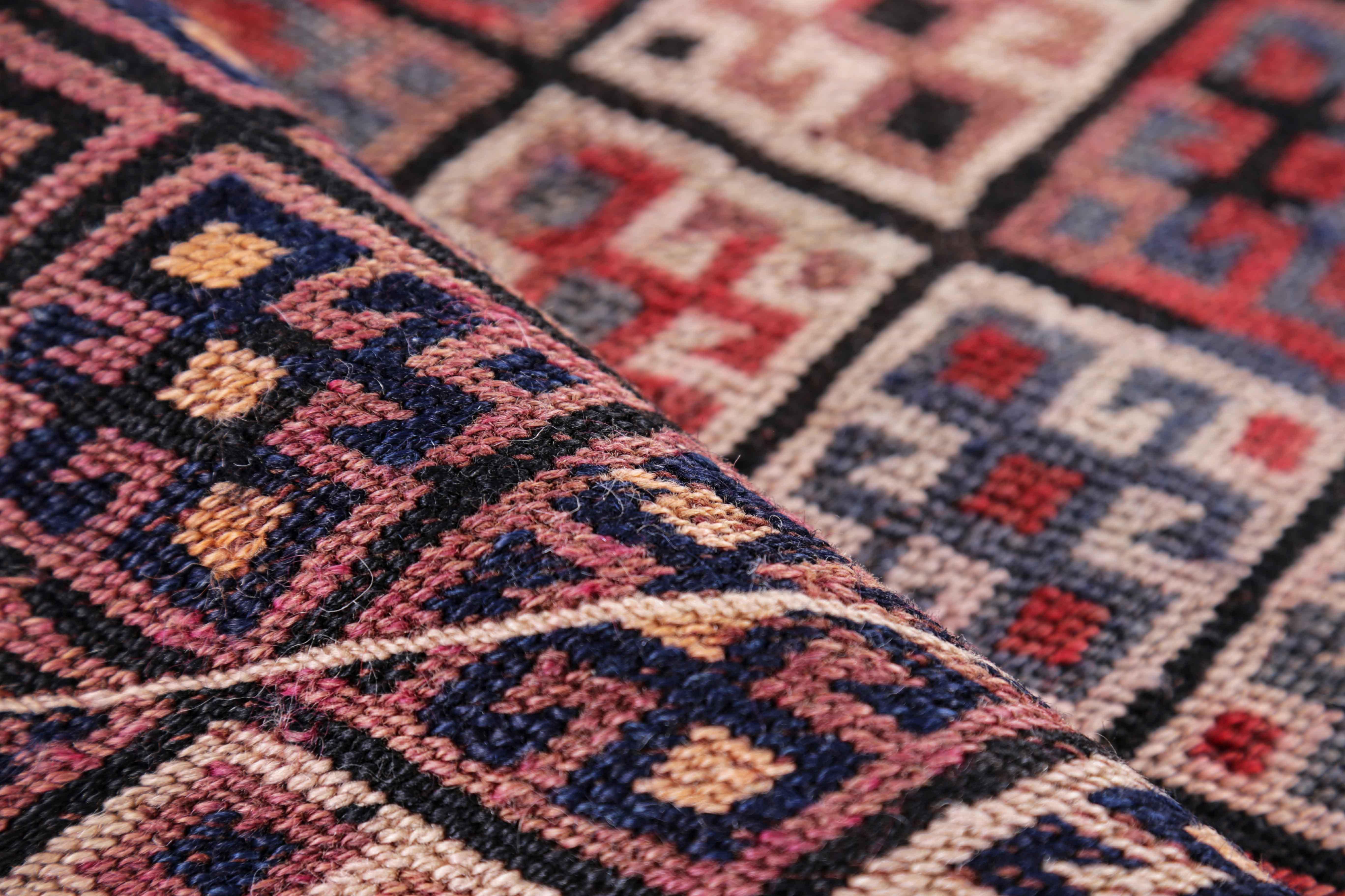 20ième siècle Tapis persan ancien à motif Kilim en vente