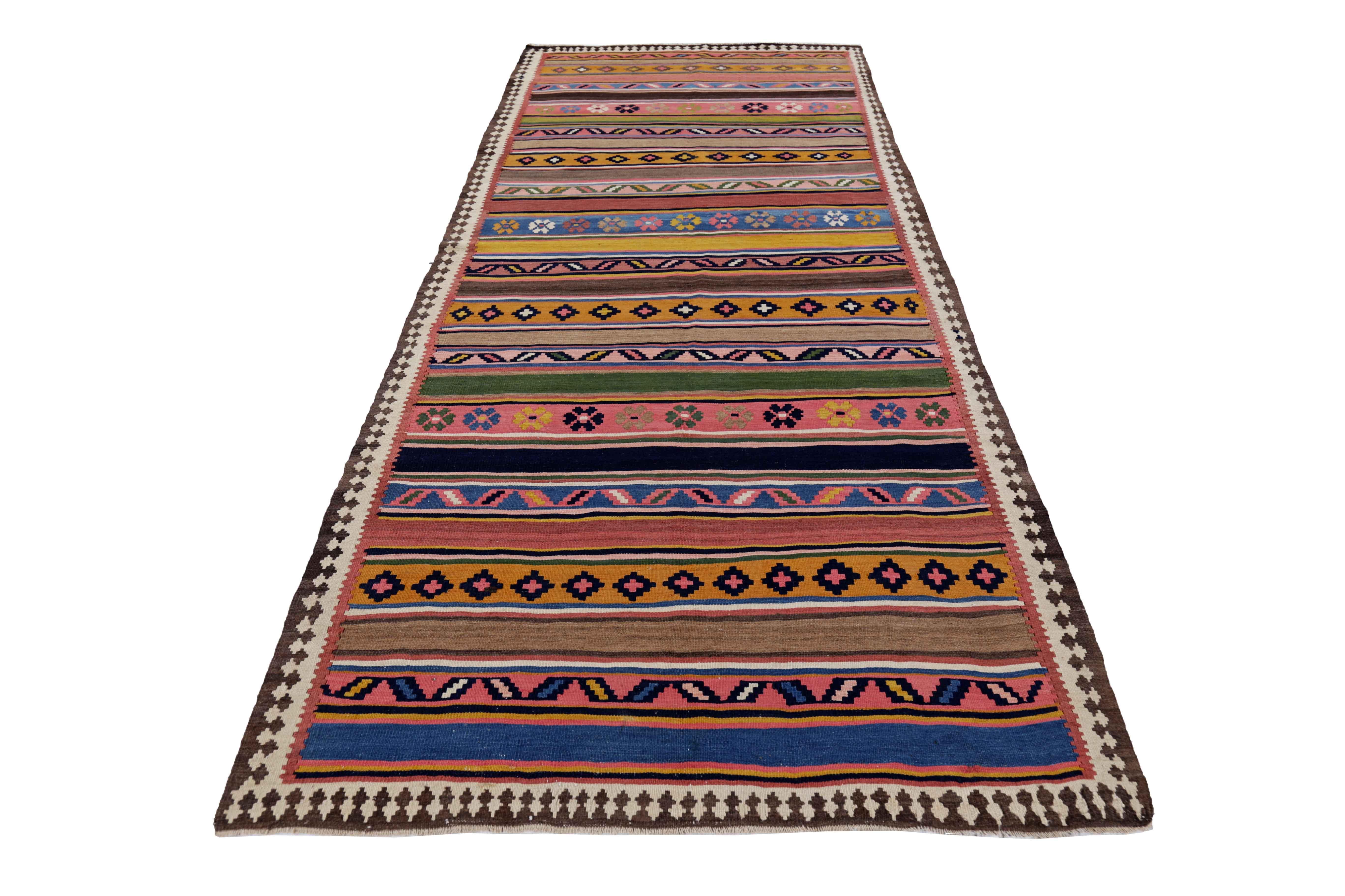 Ancien tapis persan tissé à la main à partir de la meilleure laine de mouton. Il est coloré avec des colorants végétaux entièrement naturels, sans danger pour les humains et les animaux de compagnie. Il s'agit d'un motif Kilim traditionnel tissé à