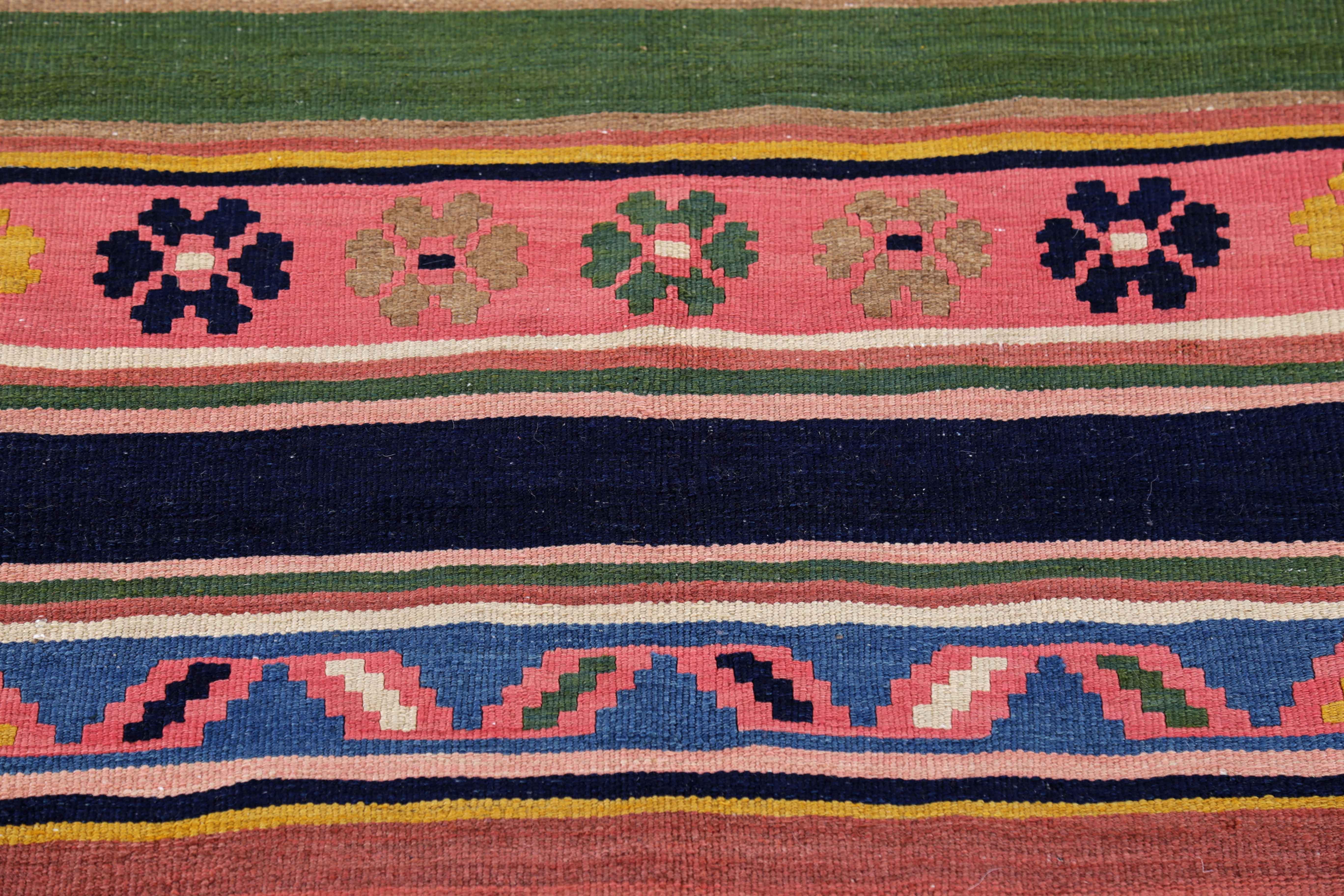 Tissé à la main Tapis persan ancien à motif Kilim en vente