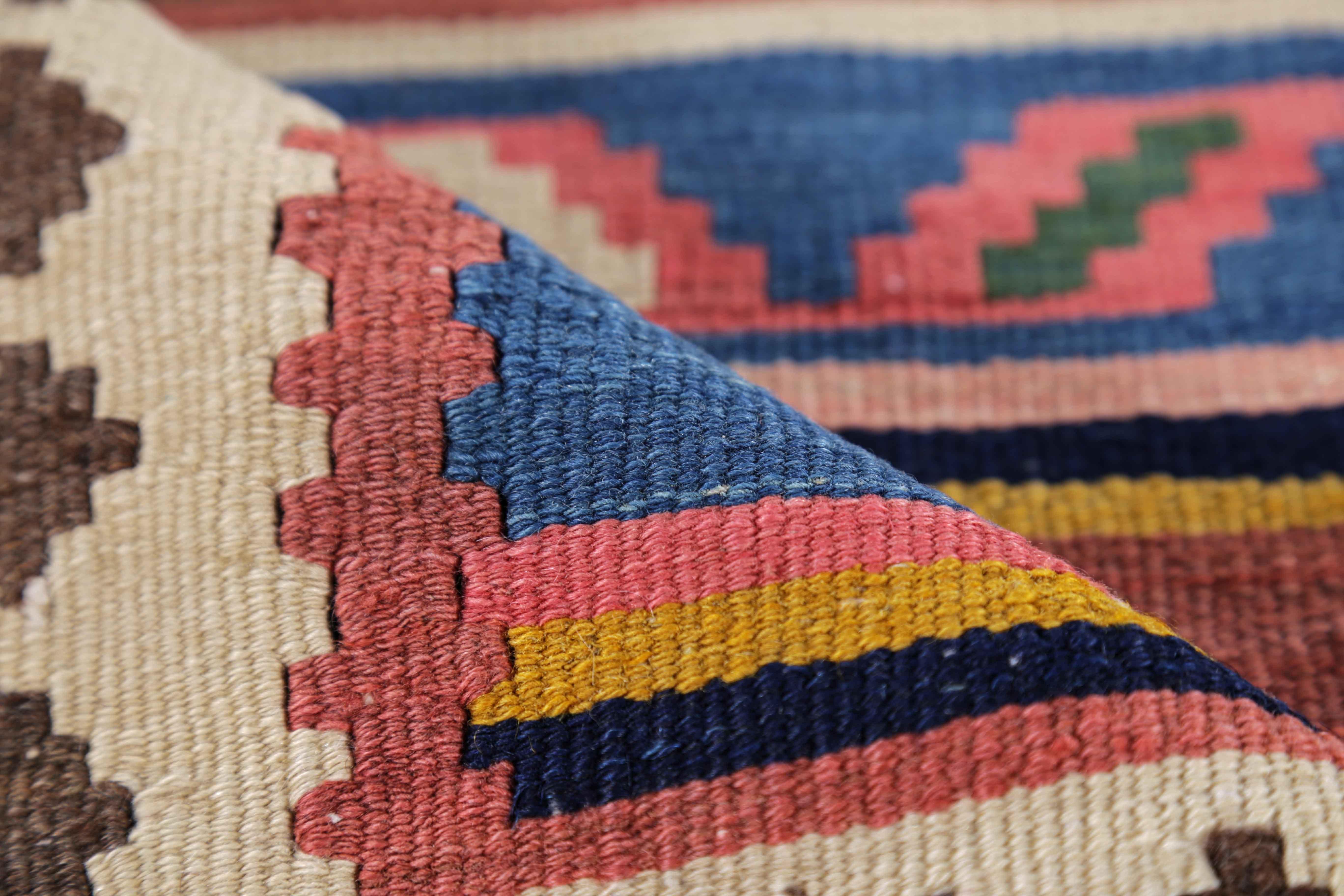 20ième siècle Tapis persan ancien à motif Kilim en vente