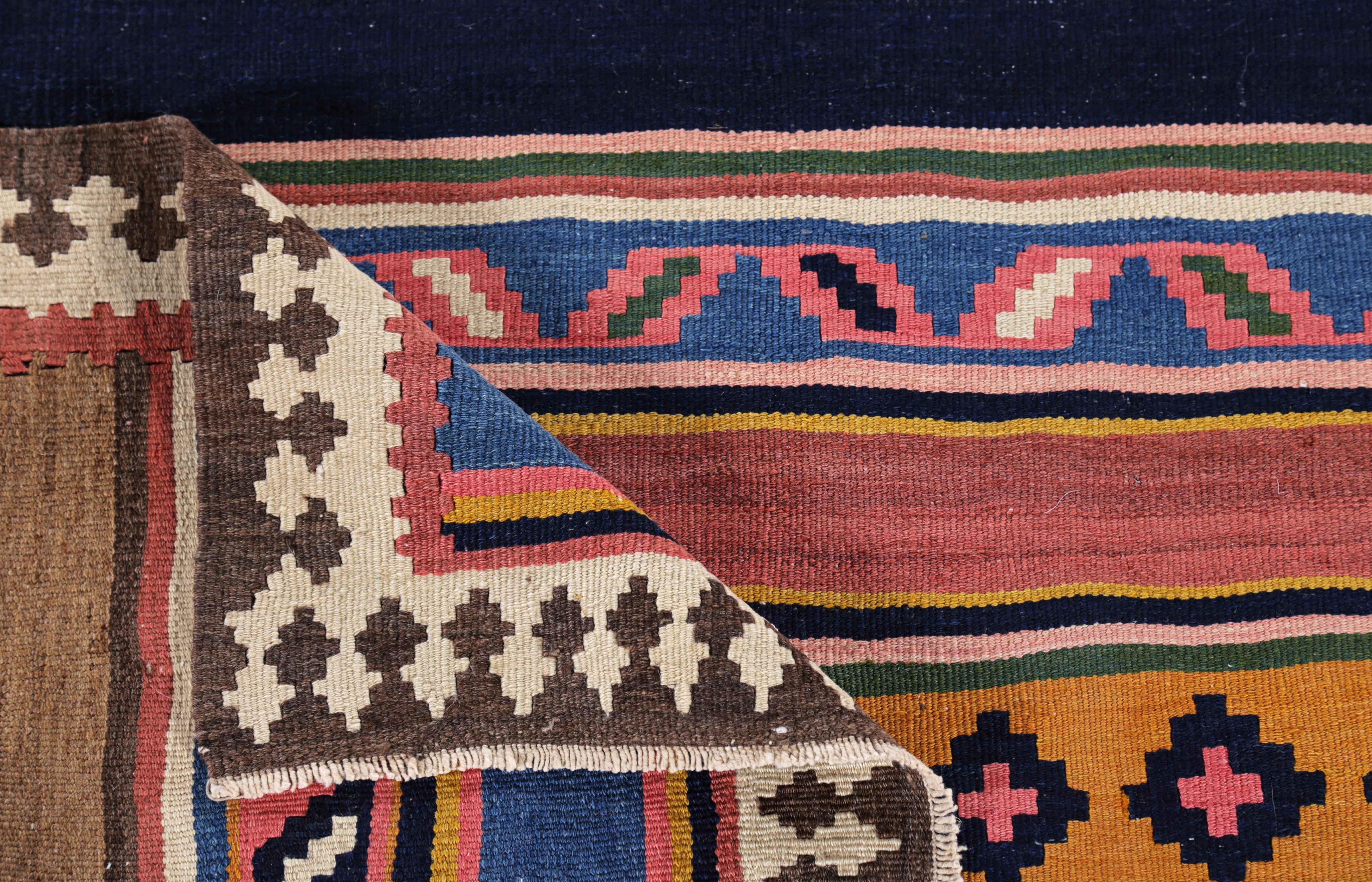 Laine Tapis persan ancien à motif Kilim en vente