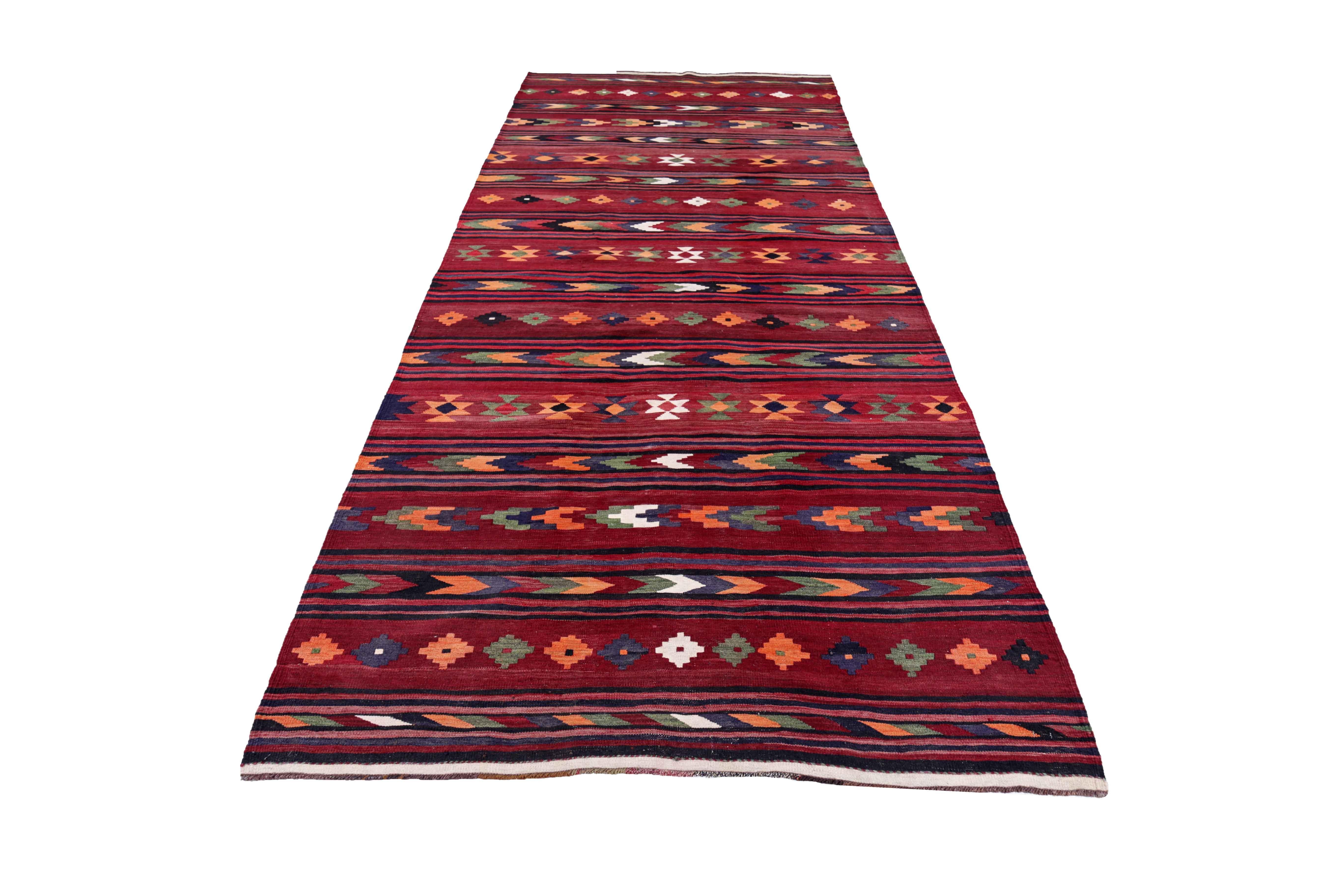 Antiker persischer Teppich, handgewebt aus feinster Schafswolle. Es ist mit natürlichen pflanzlichen Farbstoffen gefärbt, die für Menschen und Haustiere sicher sind. Es handelt sich um ein traditionelles Kilim-Design, das von erfahrenen