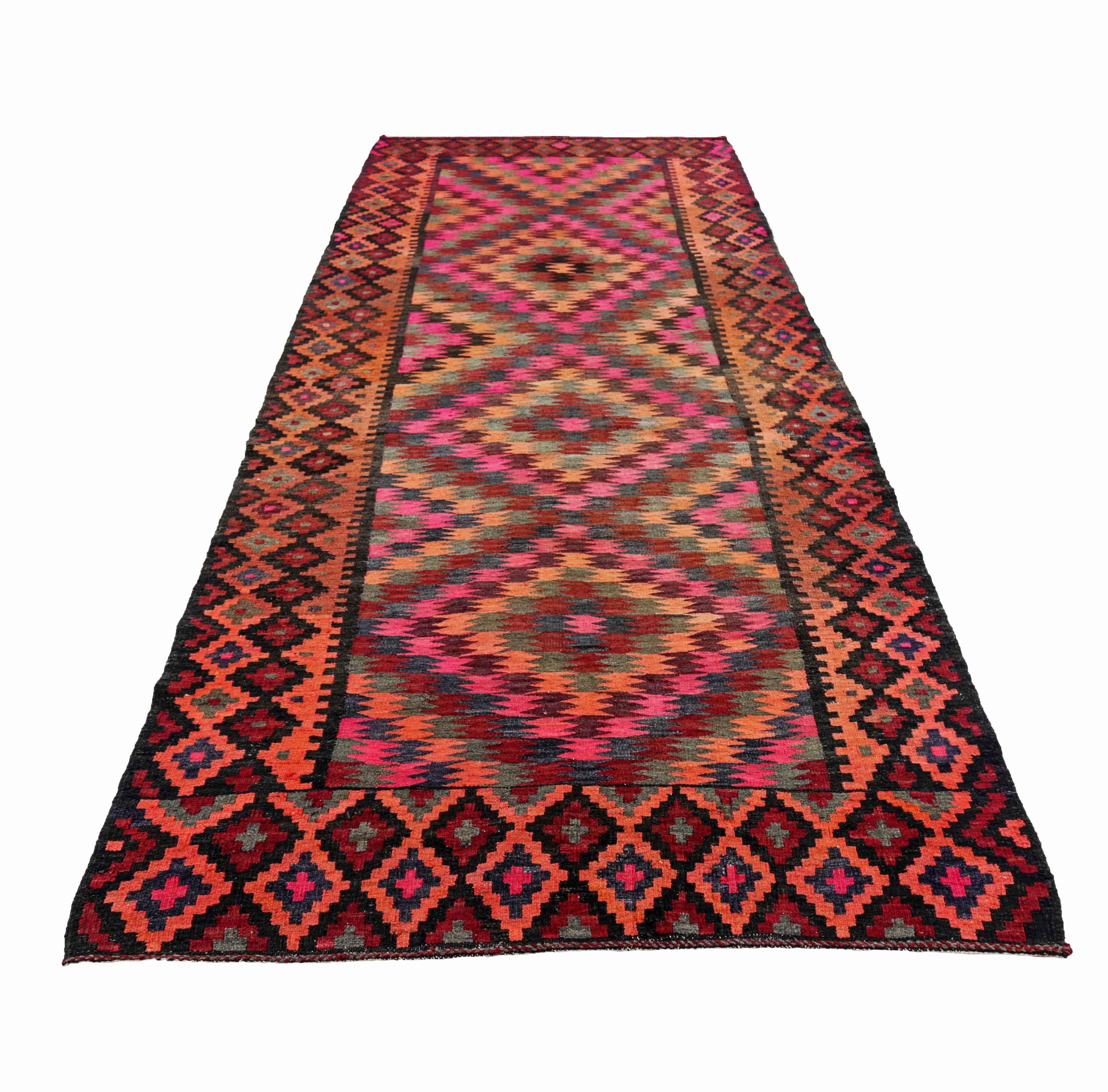 Antiker persischer Teppich, handgewebt aus feinster Schafswolle. Es ist mit natürlichen pflanzlichen Farbstoffen gefärbt, die für Menschen und Haustiere sicher sind. Es handelt sich um ein traditionelles Kilim-Design, das von erfahrenen