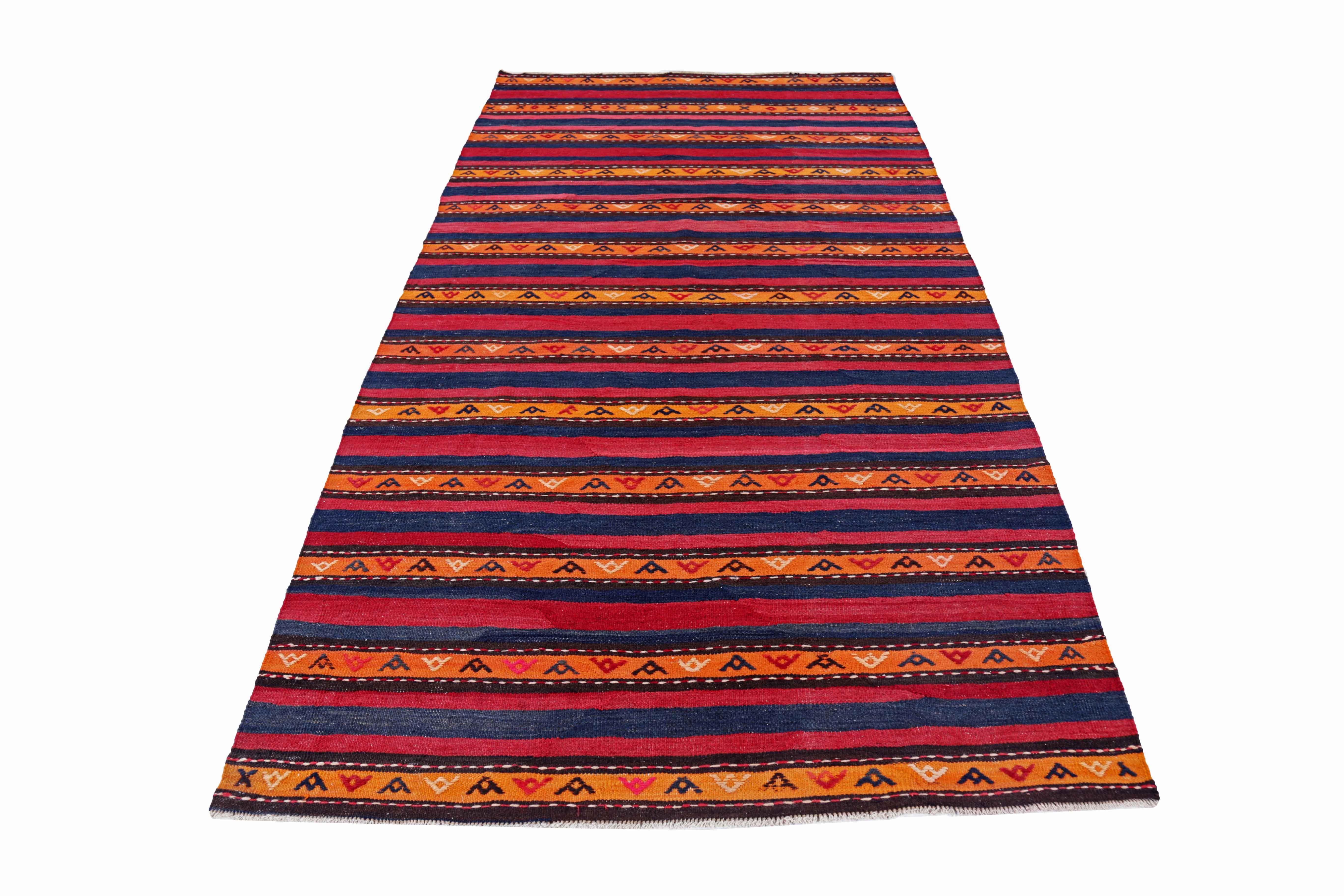 Antiker persischer Teppich, handgewebt aus feinster Schafswolle. Es ist mit natürlichen pflanzlichen Farbstoffen gefärbt, die für Menschen und Haustiere sicher sind. Es handelt sich um ein traditionelles Kilim-Design, das von erfahrenen