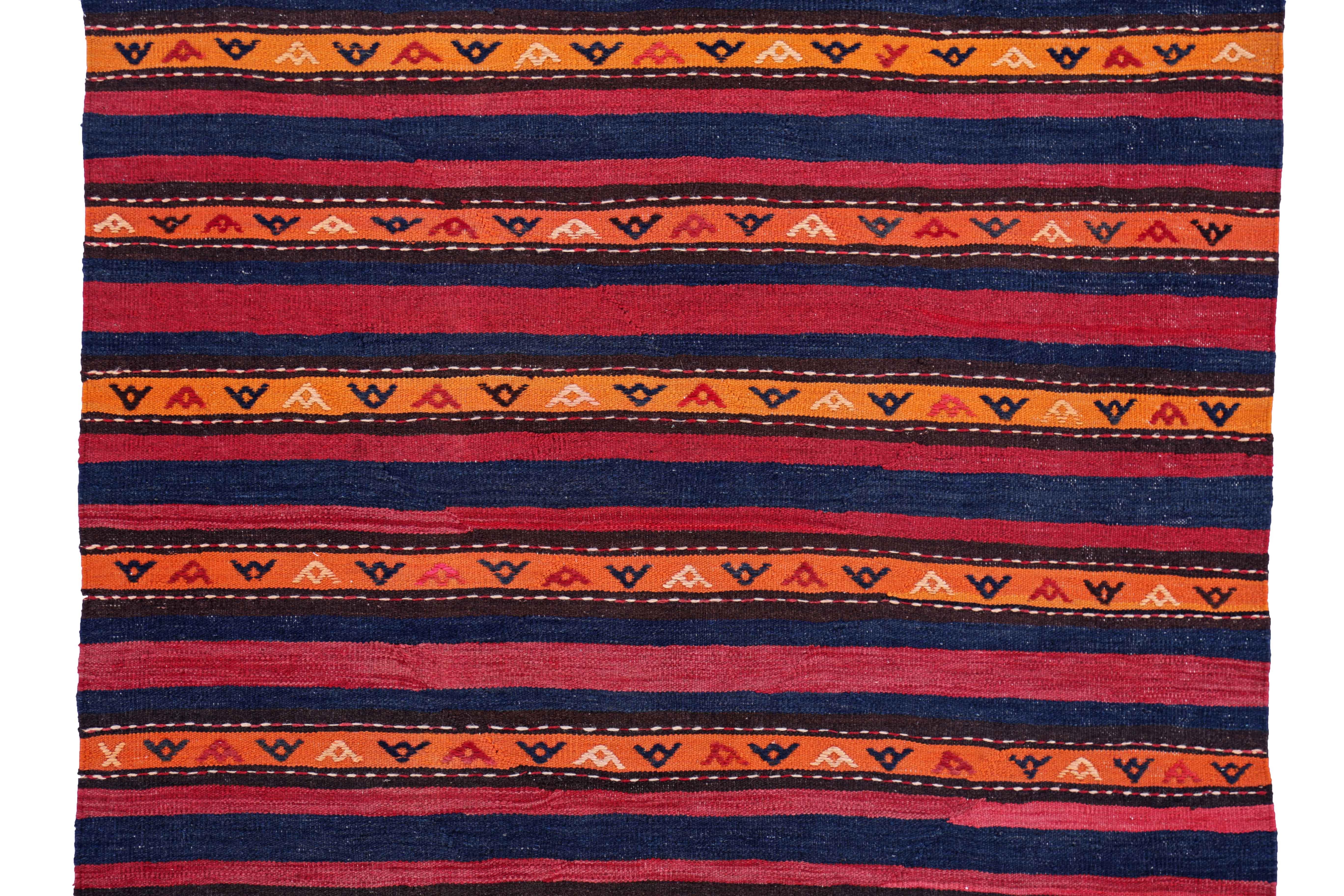 Perse Tapis persan ancien à motif Kilim en vente