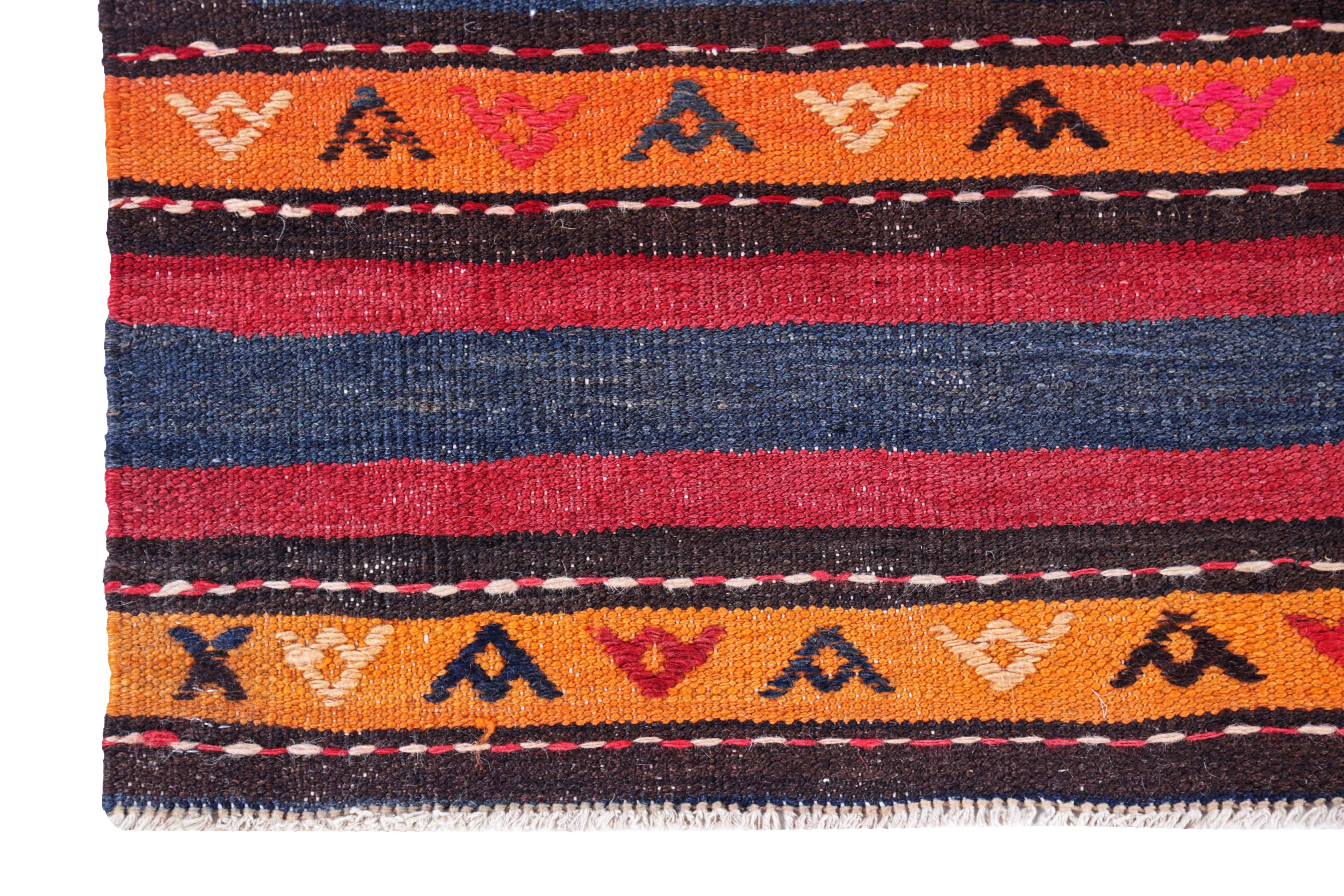 Tissé à la main Tapis persan ancien à motif Kilim en vente