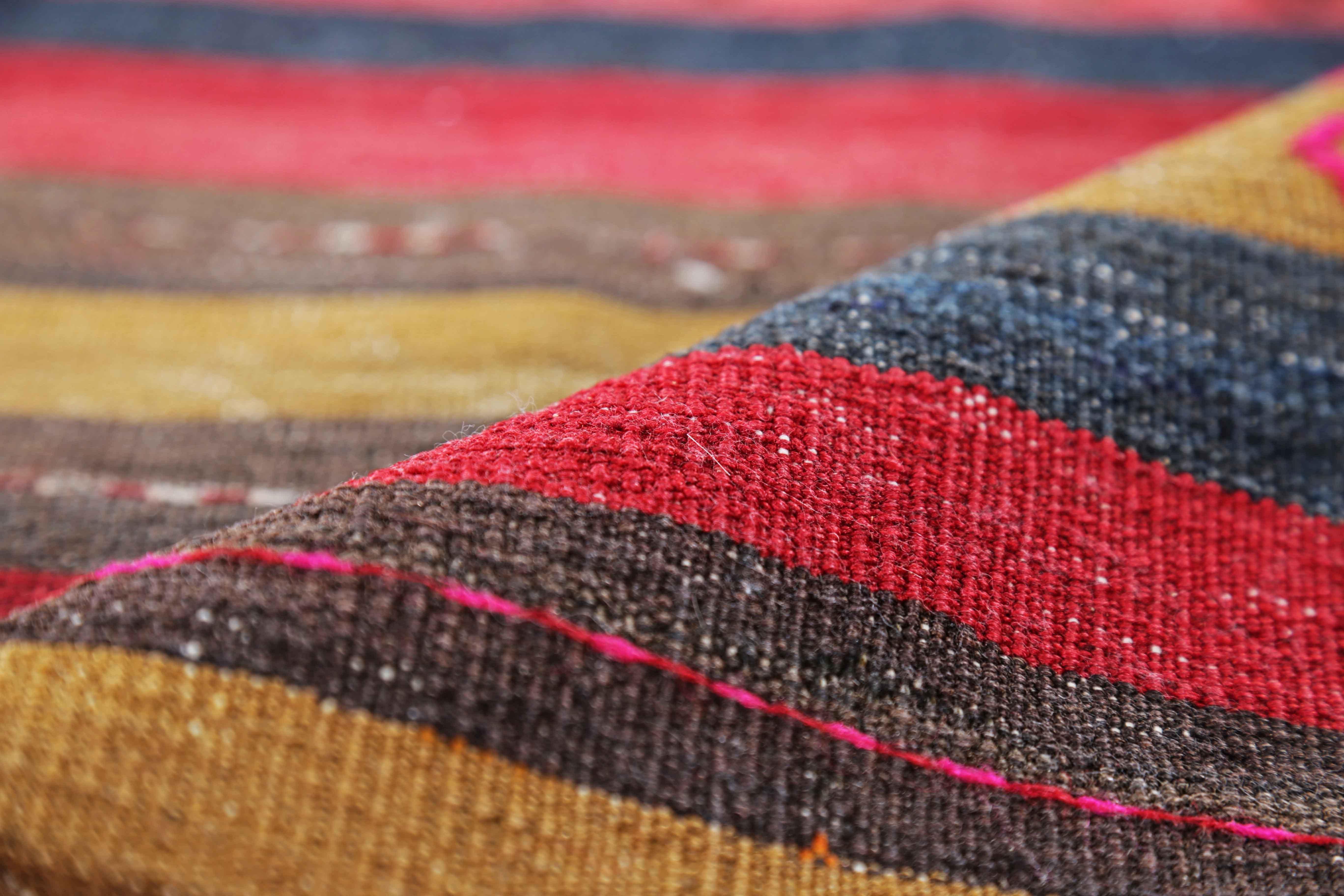 20ième siècle Tapis persan ancien à motif Kilim en vente
