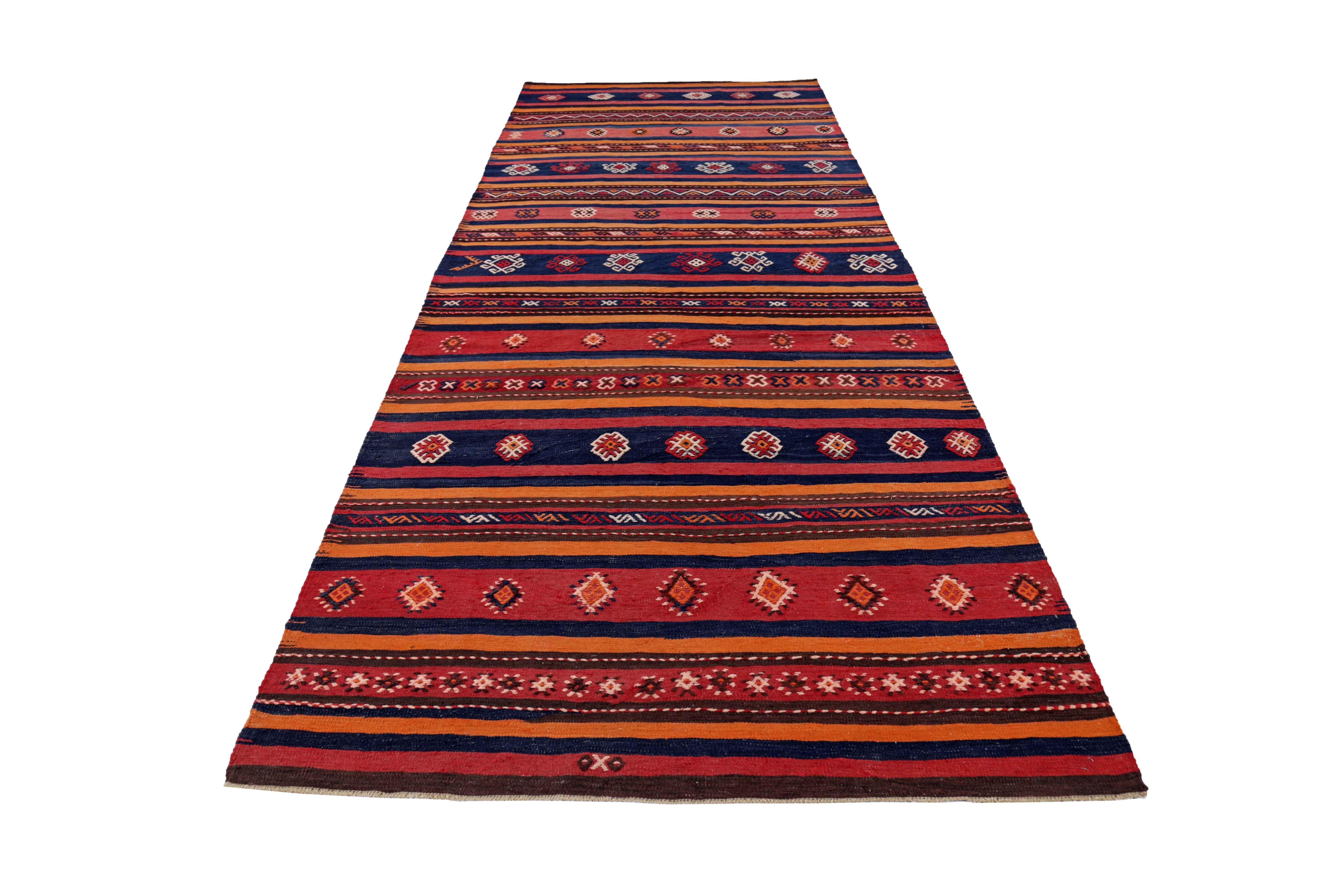 Antiker persischer Teppich, handgewebt aus feinster Schafswolle. Es ist mit natürlichen pflanzlichen Farbstoffen gefärbt, die für Menschen und Haustiere sicher sind. Es handelt sich um ein traditionelles Kilim-Design, das von erfahrenen