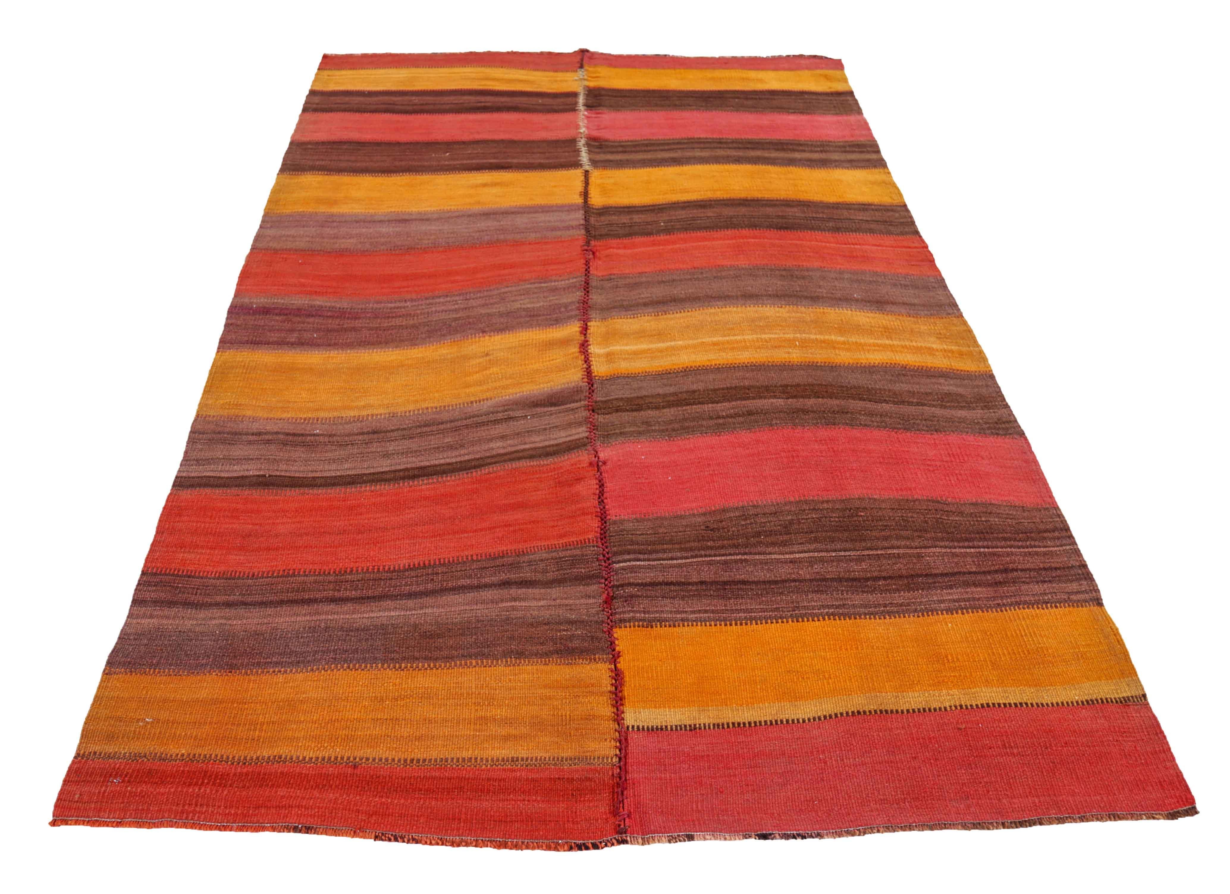 Antiker persischer Teppich, handgewebt aus feinster Schafswolle. Es ist mit natürlichen pflanzlichen Farbstoffen gefärbt, die für Menschen und Haustiere sicher sind. Es handelt sich um ein traditionelles Kilim-Design, das von erfahrenen