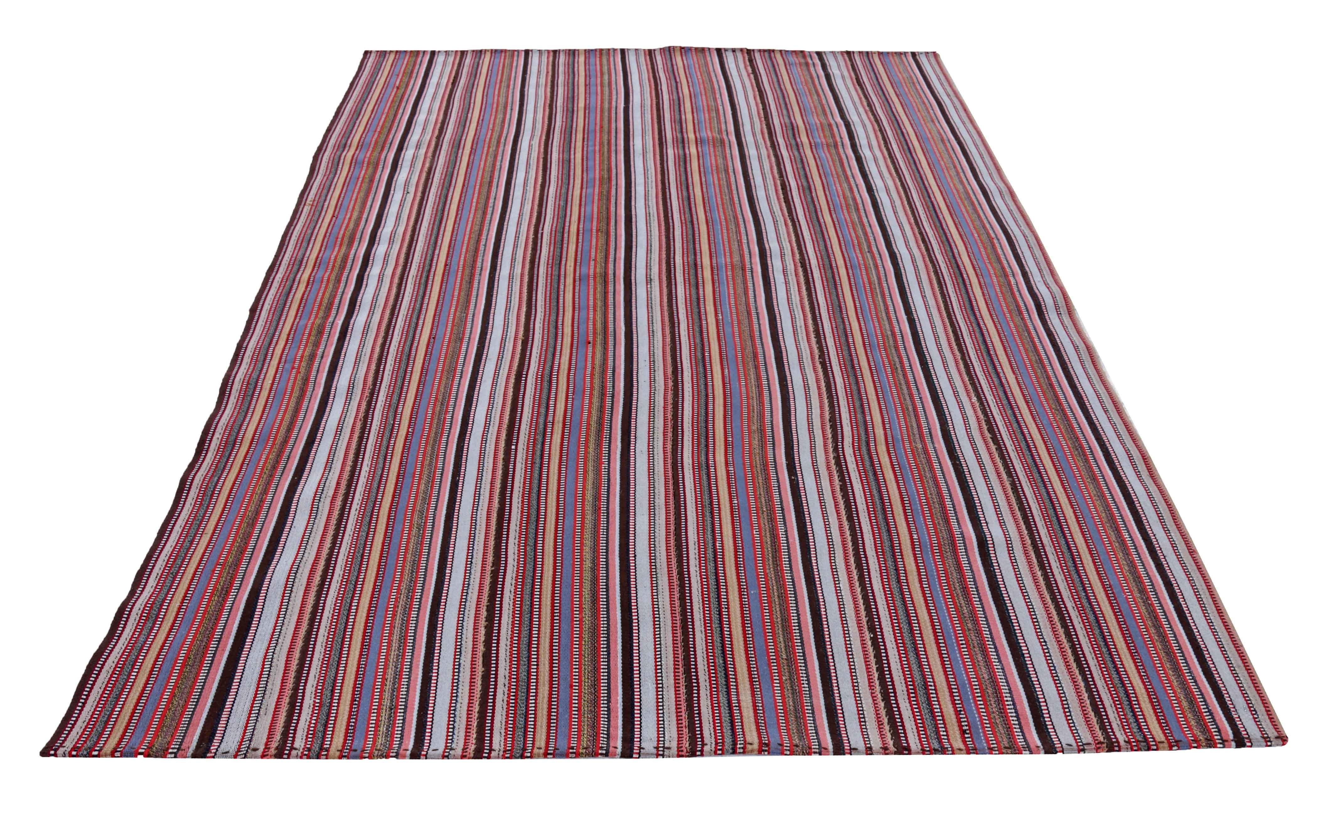Antiker persischer Teppich, handgewebt aus feinster Schafswolle. Es ist mit natürlichen pflanzlichen Farbstoffen gefärbt, die für Menschen und Haustiere sicher sind. Es handelt sich um ein traditionelles Kilim-Design, das von erfahrenen