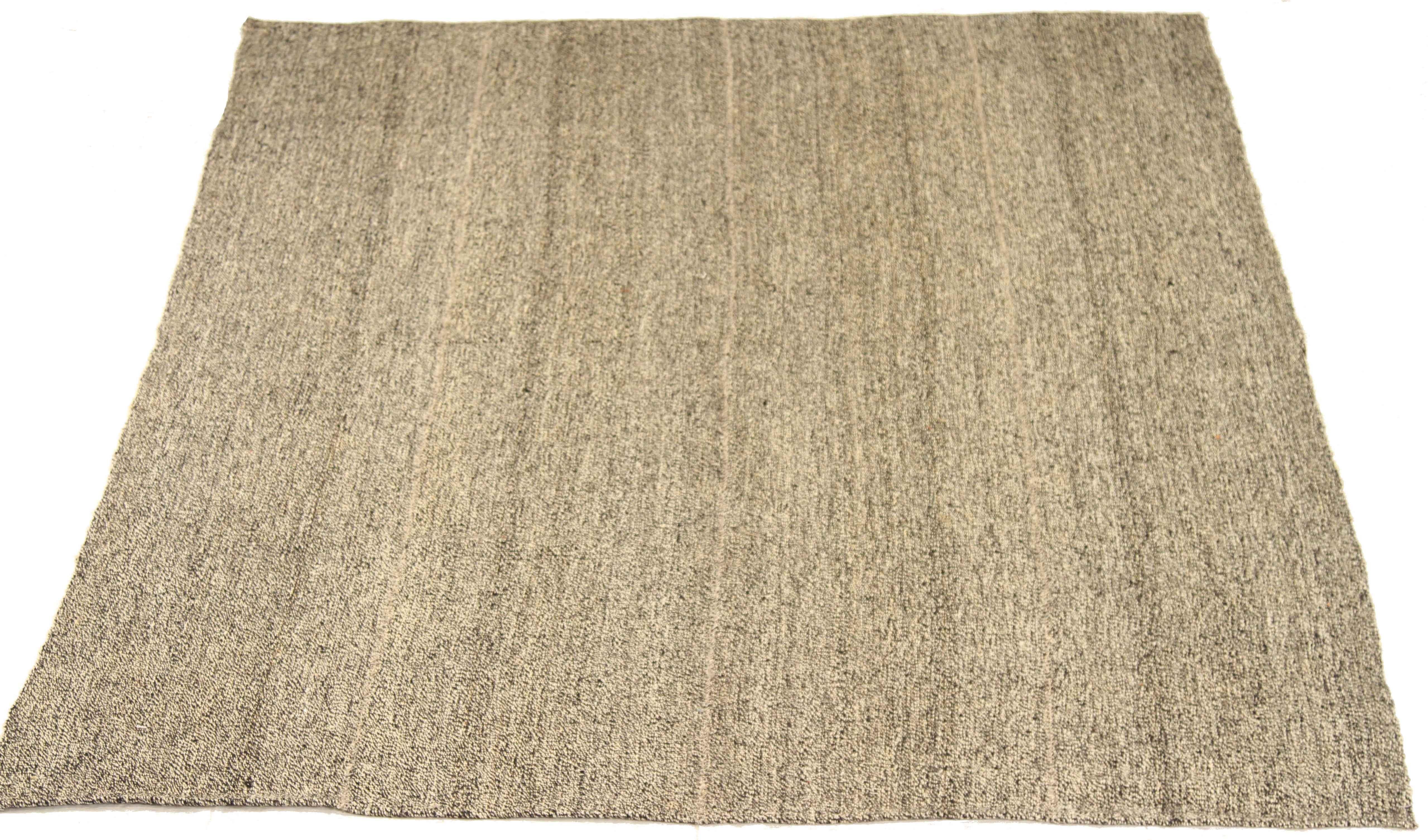 Tapis persan ancien fabriqué à la main à partir de la meilleure qualité de laine de mouton. Il est coloré avec des teintures végétales respectueuses de l'environnement, sans danger pour les humains comme pour les animaux. Il s'agit d'un motif Kilim