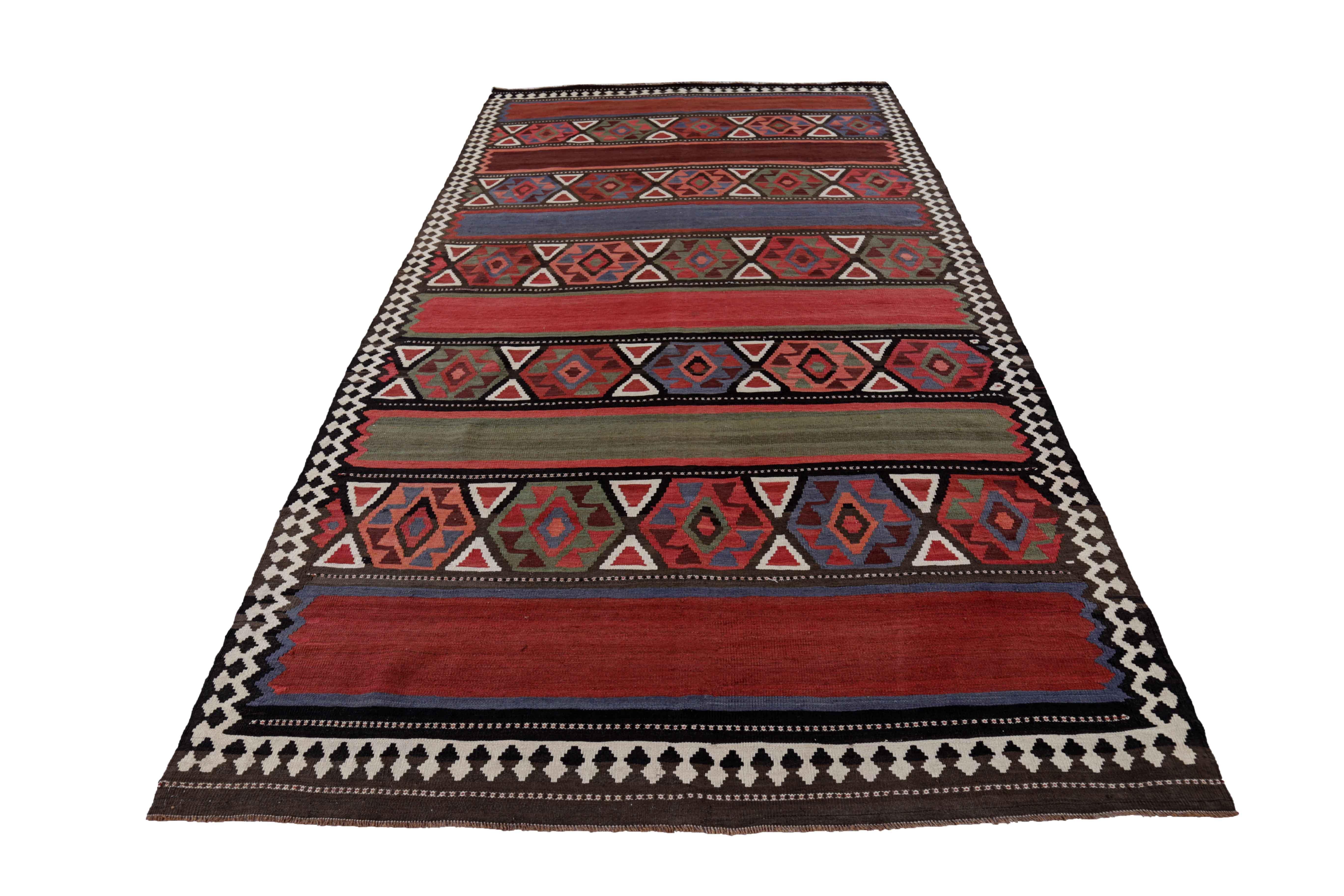 Ancien tapis persan tissé à la main à partir de la meilleure laine de mouton. Il est coloré avec des colorants végétaux entièrement naturels, sans danger pour les humains et les animaux de compagnie. Il s'agit d'un motif Kilim traditionnel tissé à