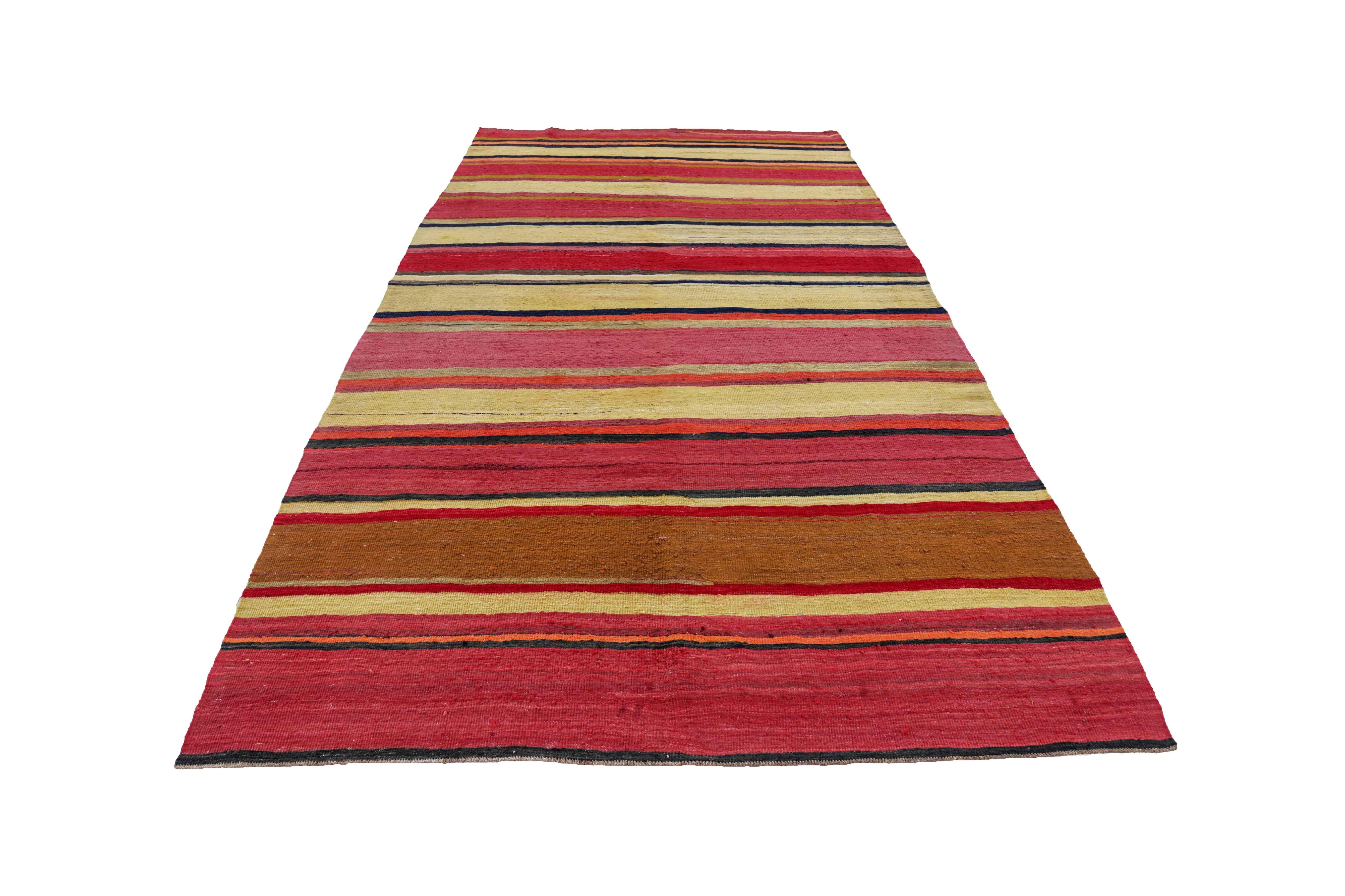 Antiker persischer Teppich, handgewebt aus feinster Schafswolle. Es ist mit natürlichen pflanzlichen Farbstoffen gefärbt, die für Menschen und Haustiere sicher sind. Es handelt sich um ein traditionelles Kilim-Design, das von erfahrenen
